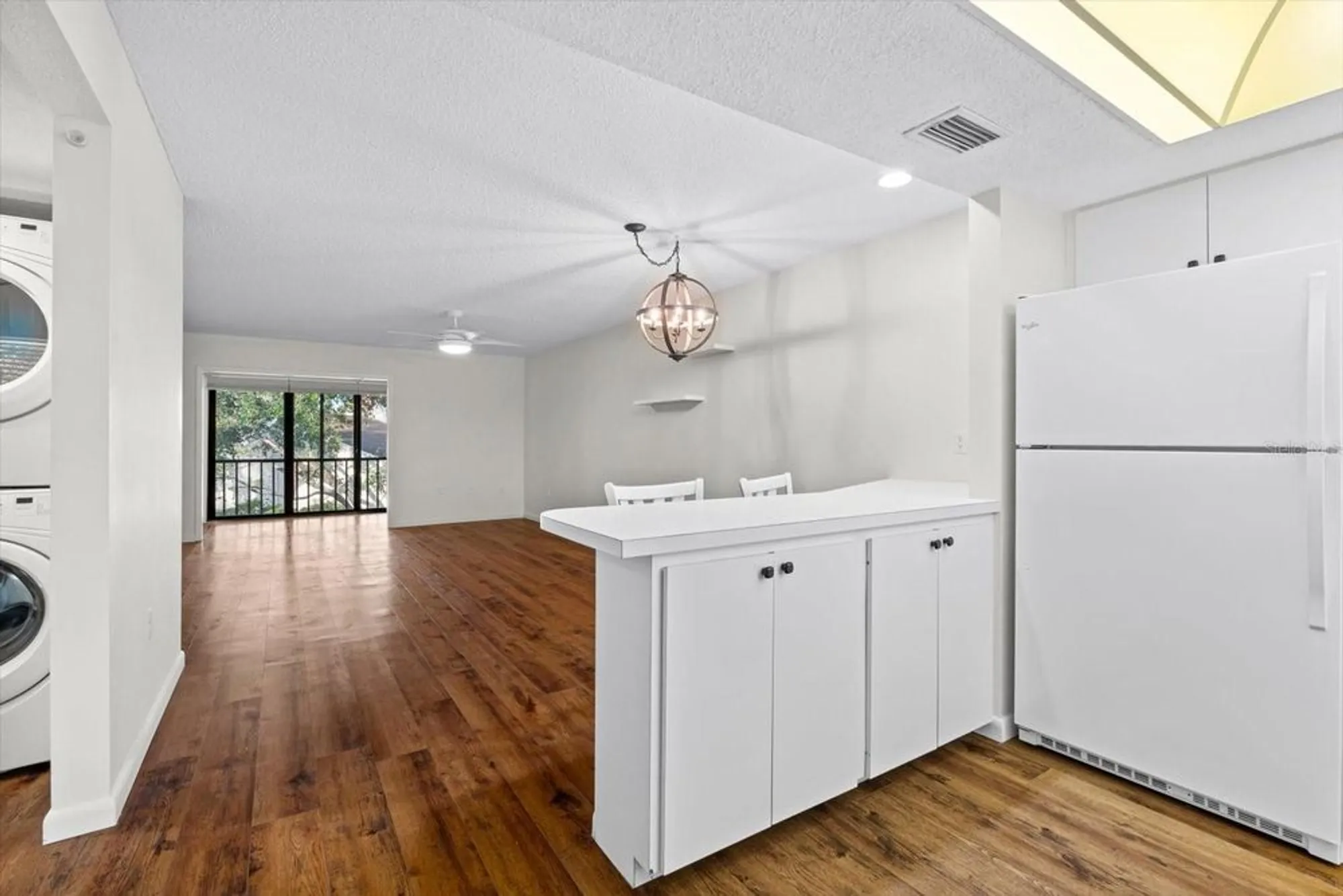 Property Slideshow image 10 of 33 | 2522 clubhouse dr unit 204, Sarasota, FL, 34232