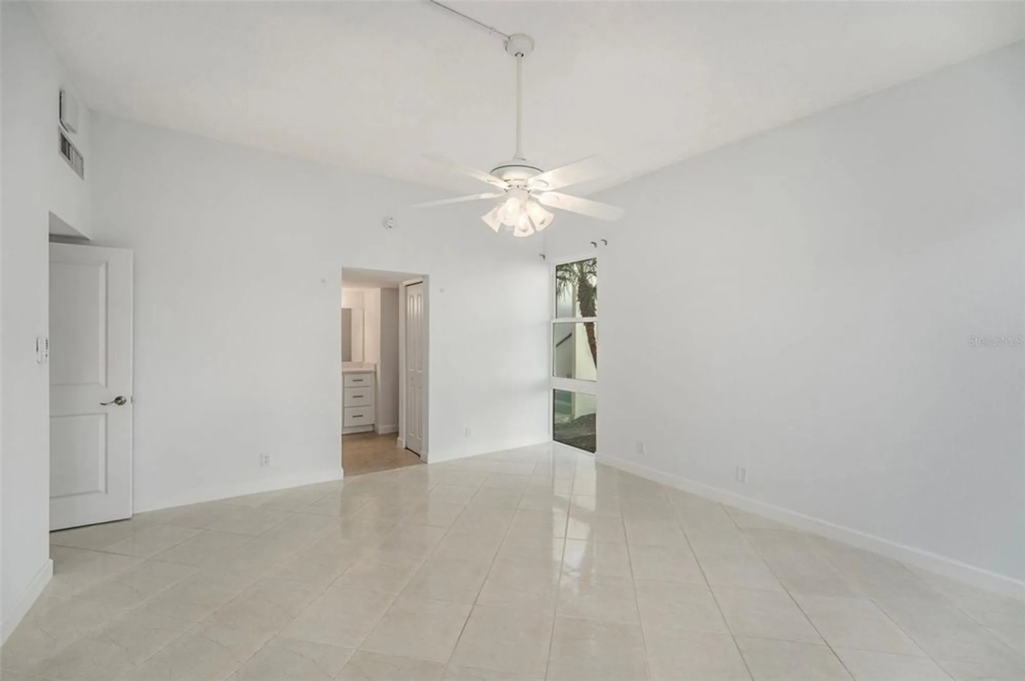Property Slideshow image 13 of 30 | 7400 sun island dr 111, South Pasadena, FL, 33707