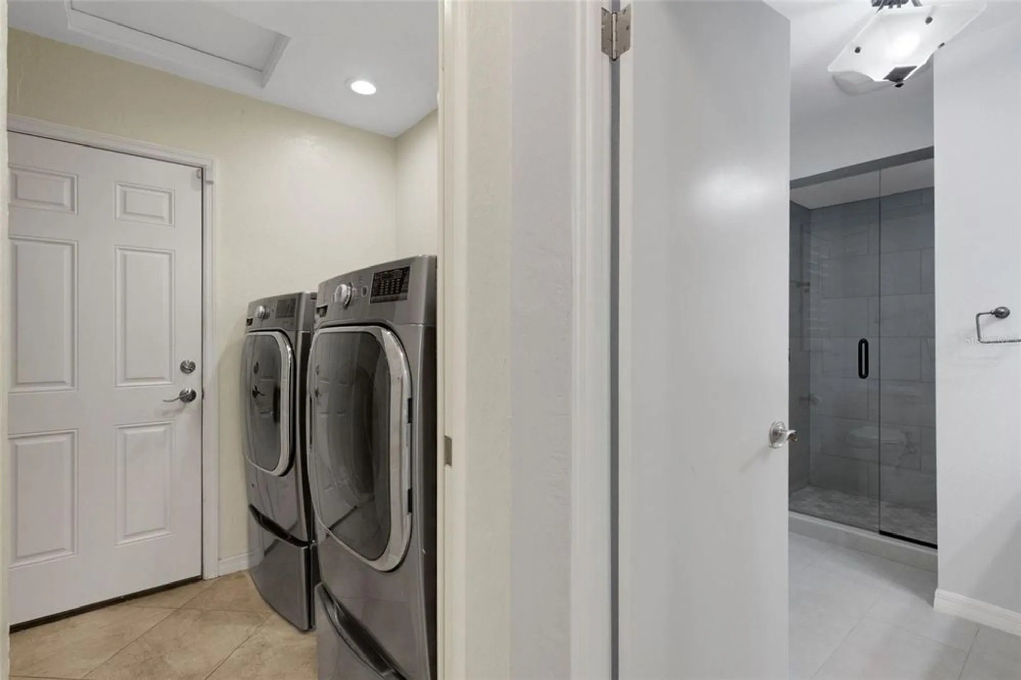 Property Slideshow image 24 of 33 | 5217 canterbury dr, Sarasota, FL, 34243