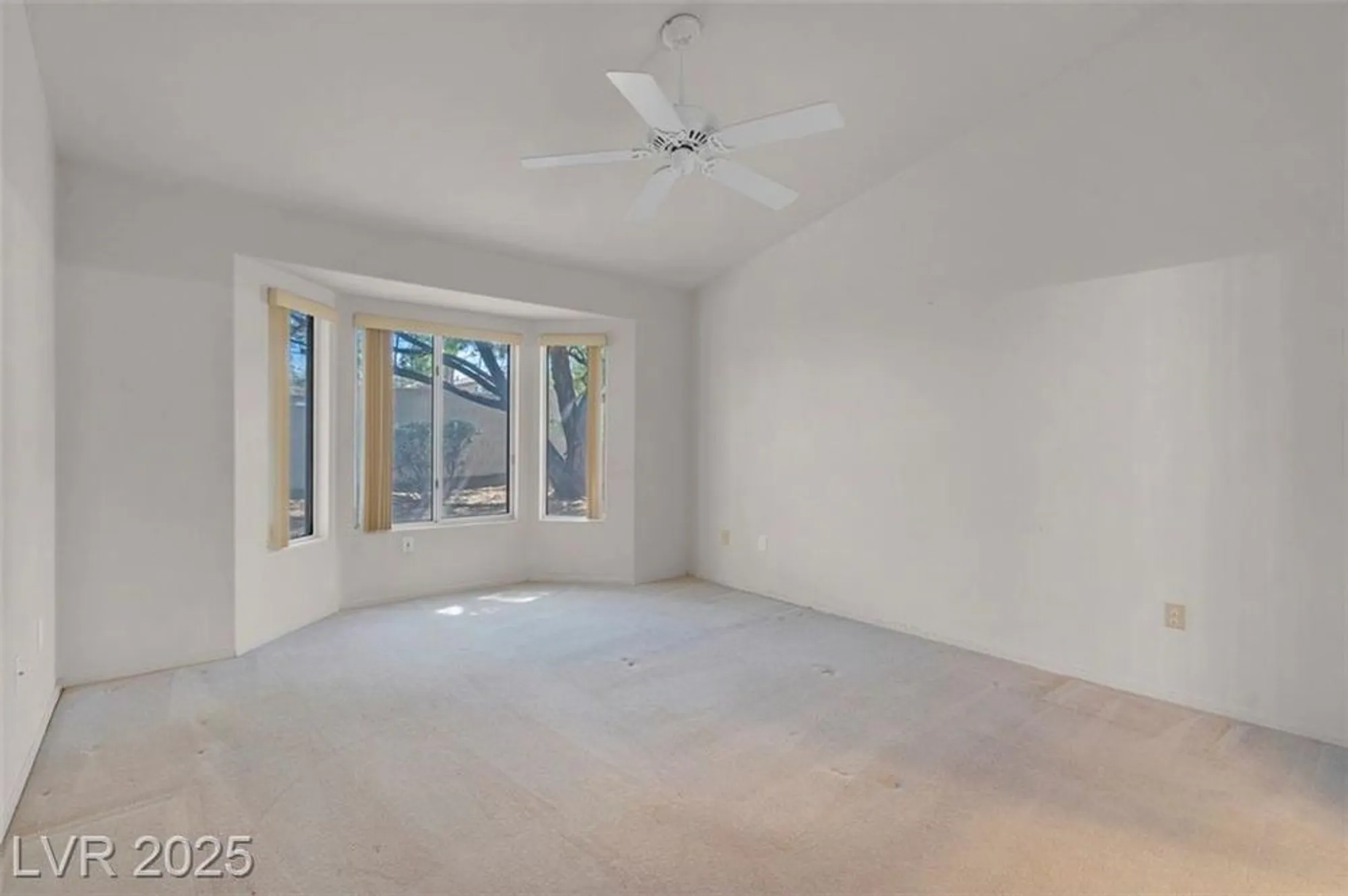 Property Slideshow image 21 of 38 | 10013 cresent creek dr, Las Vegas, NV, 89134