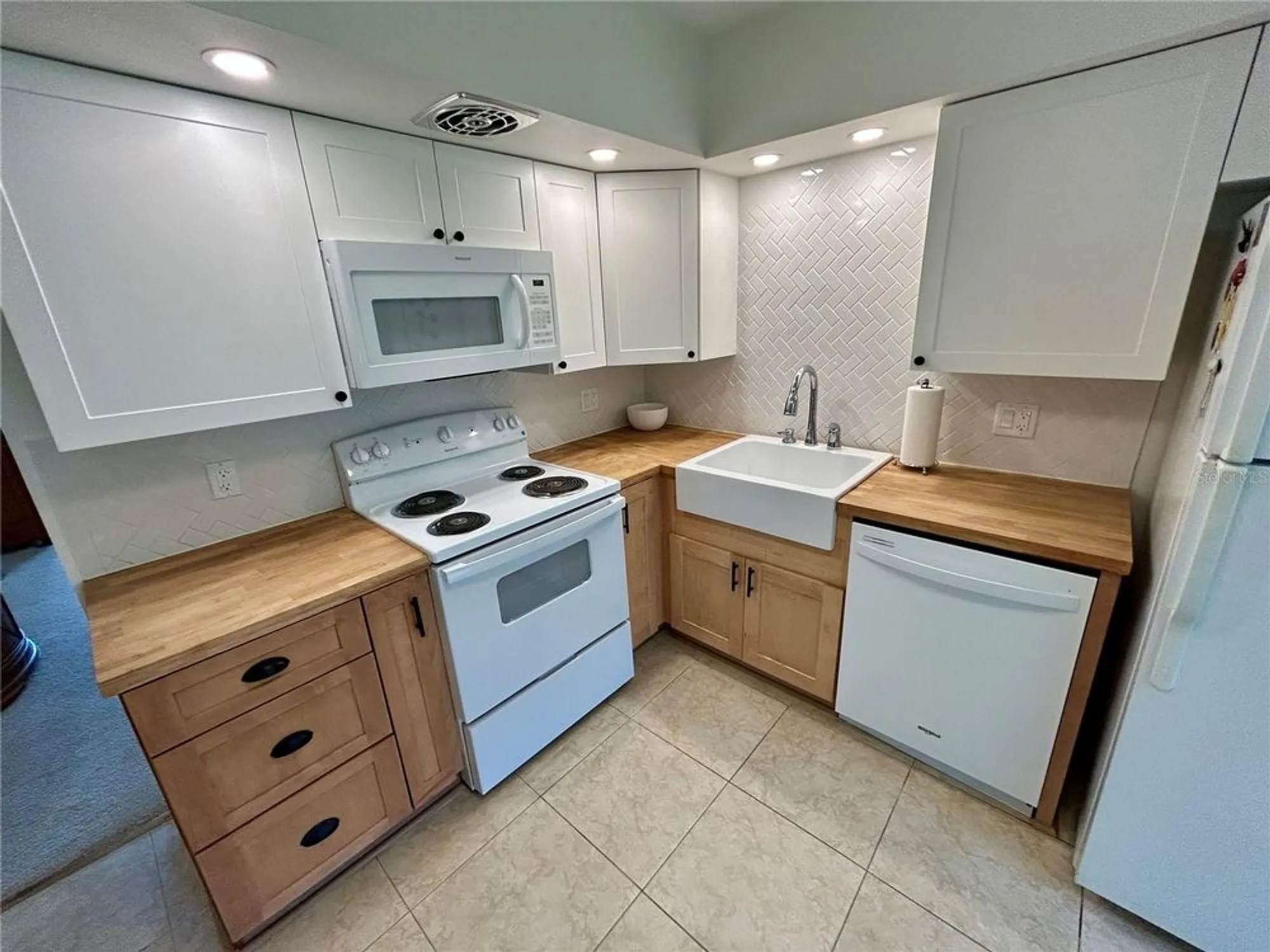 Property Slideshow image 10 of 51 | 2461 rhodesian dr apt 45, Clearwater, FL, 33763