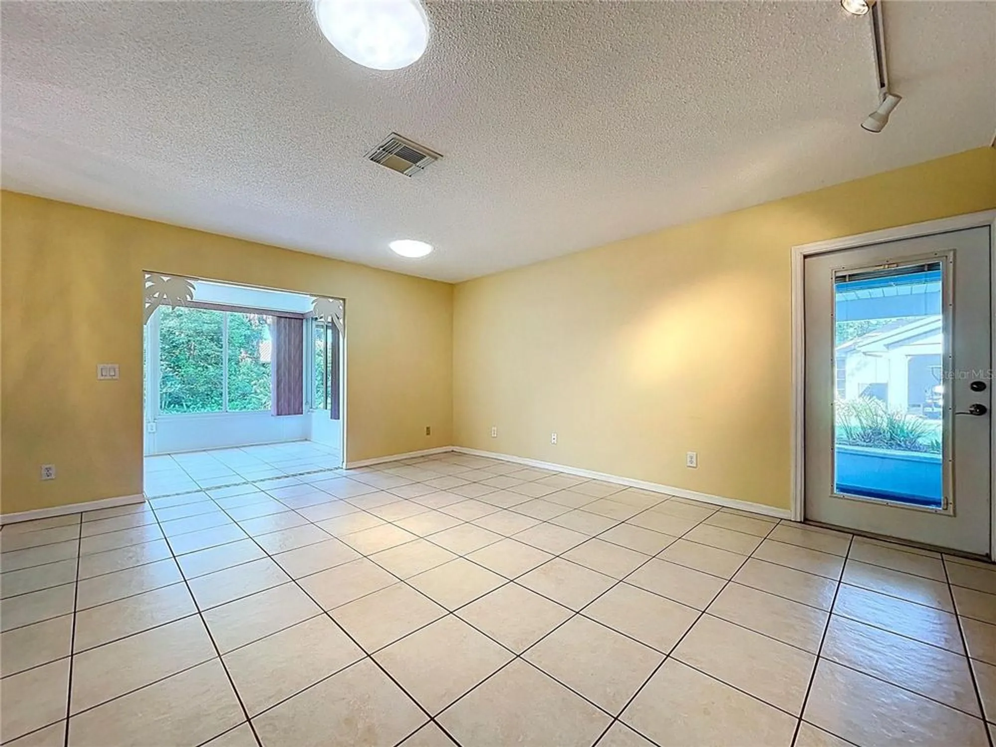 Property Slideshow image 9 of 67 | 505 foxglove cir b, Sun City Center, FL, 33573