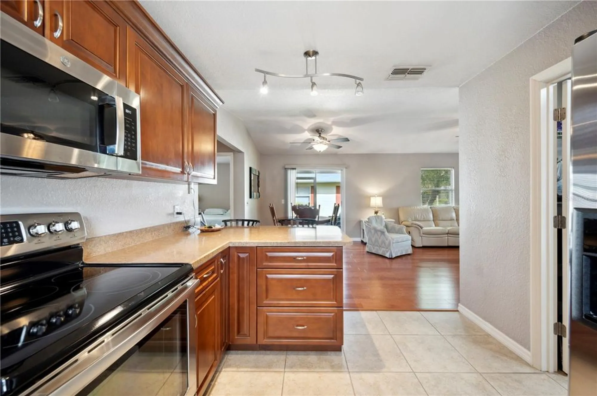 Property Slideshow image 9 of 39 | 4829 colonnades cir, Lakeland, FL, 33811