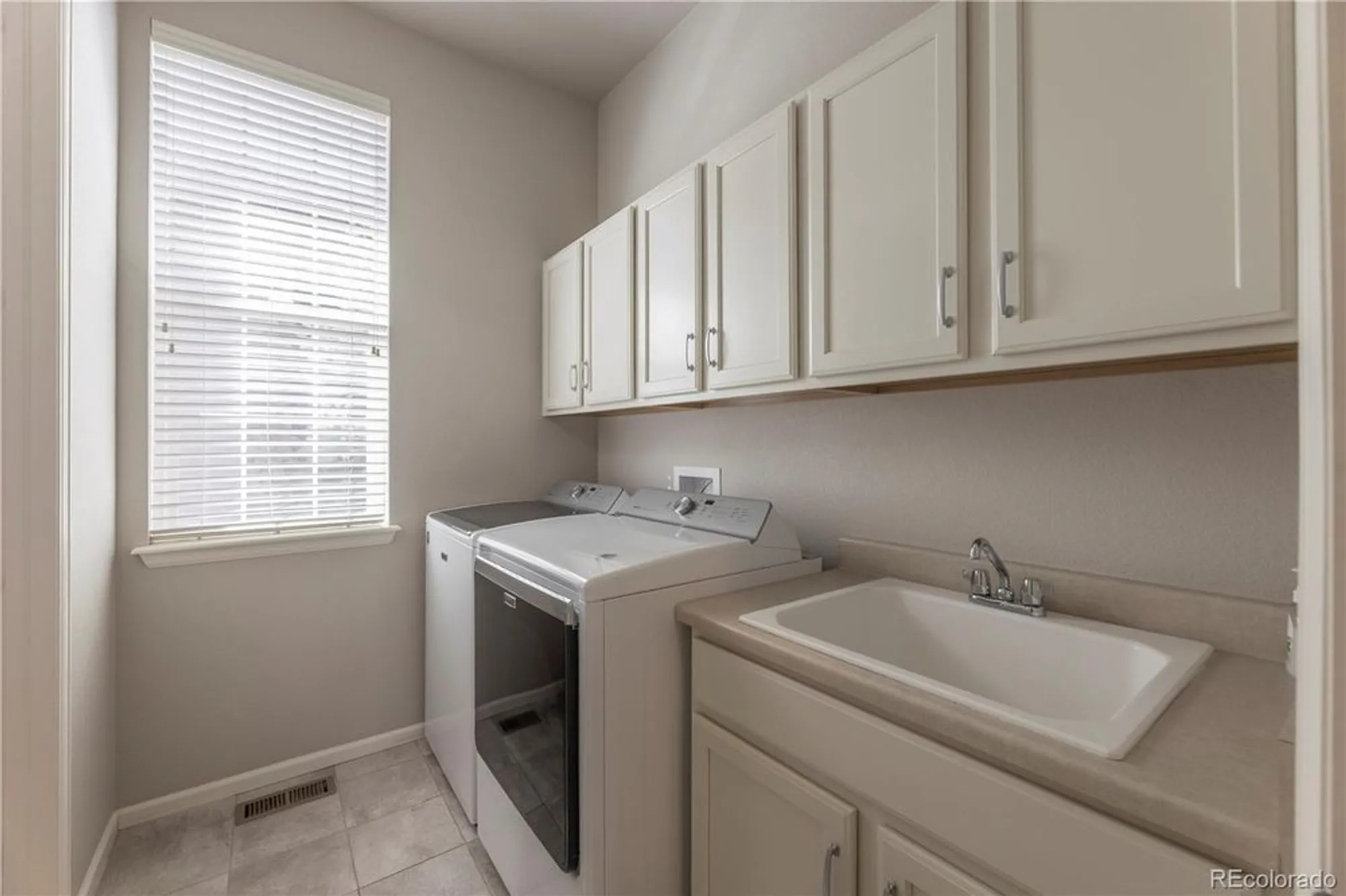 Property Slideshow image 19 of 40 | 2490 lassen ln, Castle Rock, CO, 80109