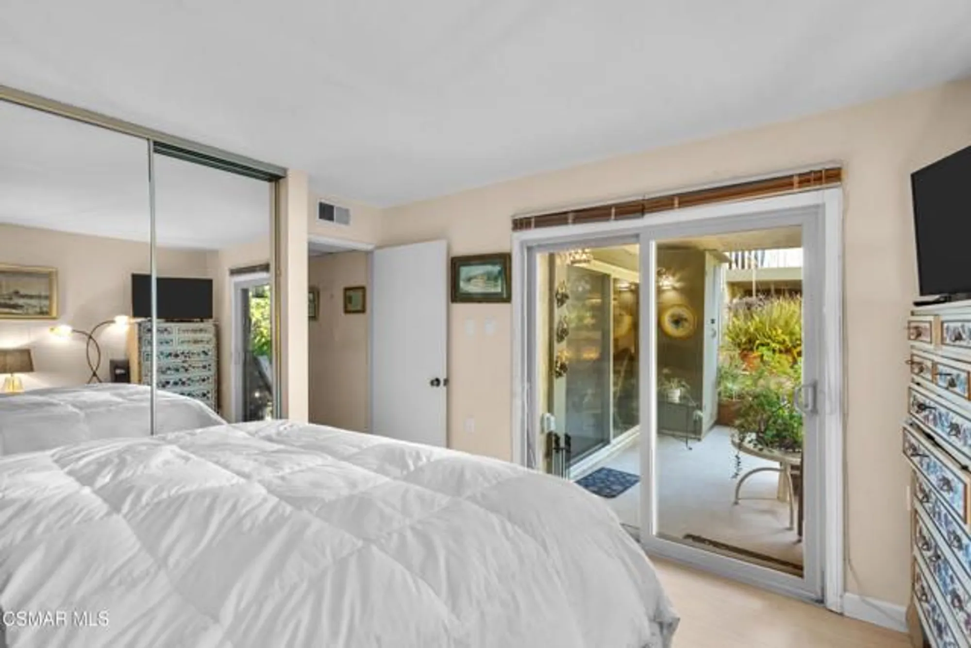 Property Slideshow image 13 of 33 | 351 chestnut hill ct 14, Thousand Oaks, CA, 91360