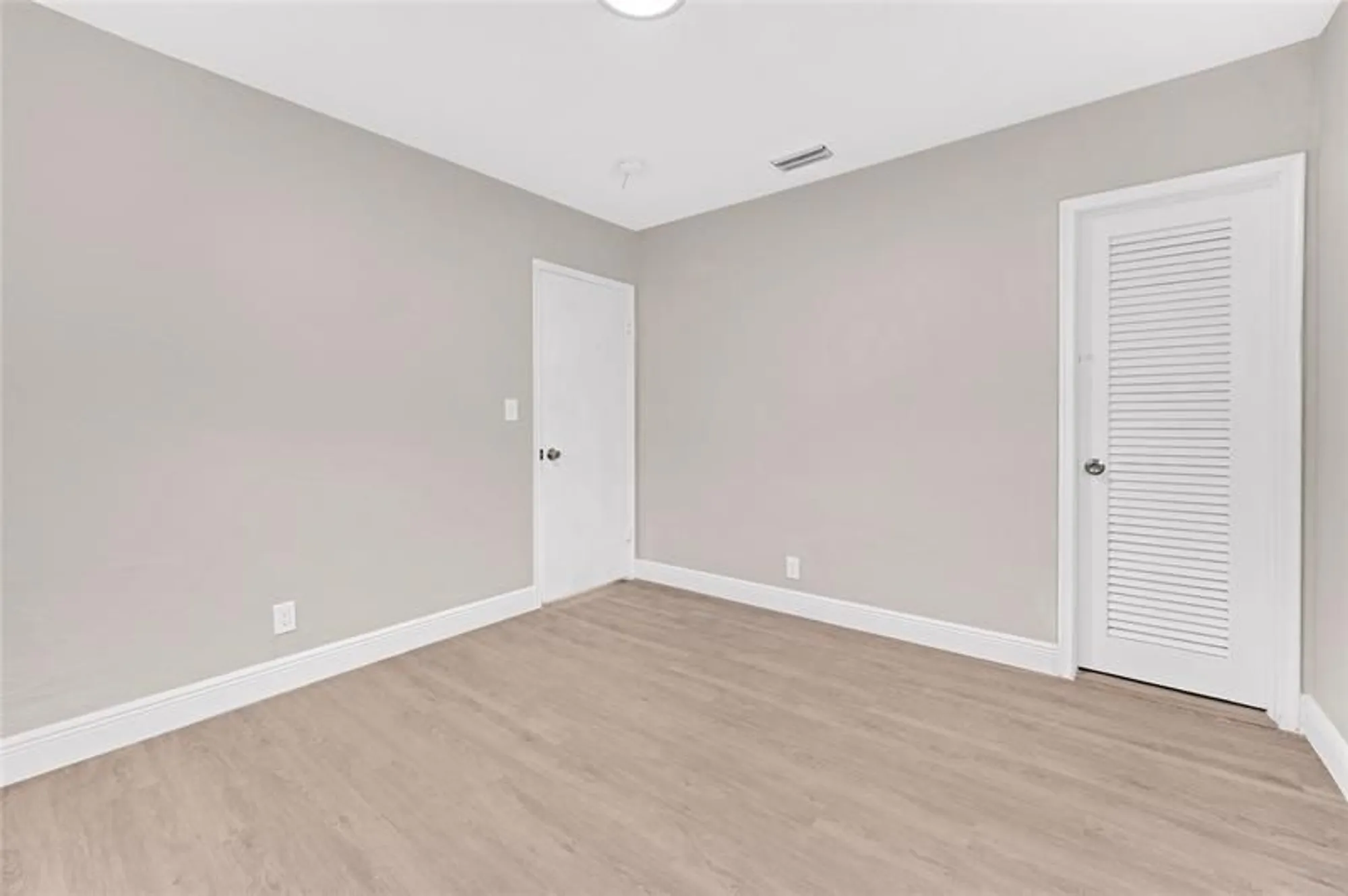 Property Slideshow image 12 of 14 | 3240 sheridan ln 117, Hollywood, FL, 33021