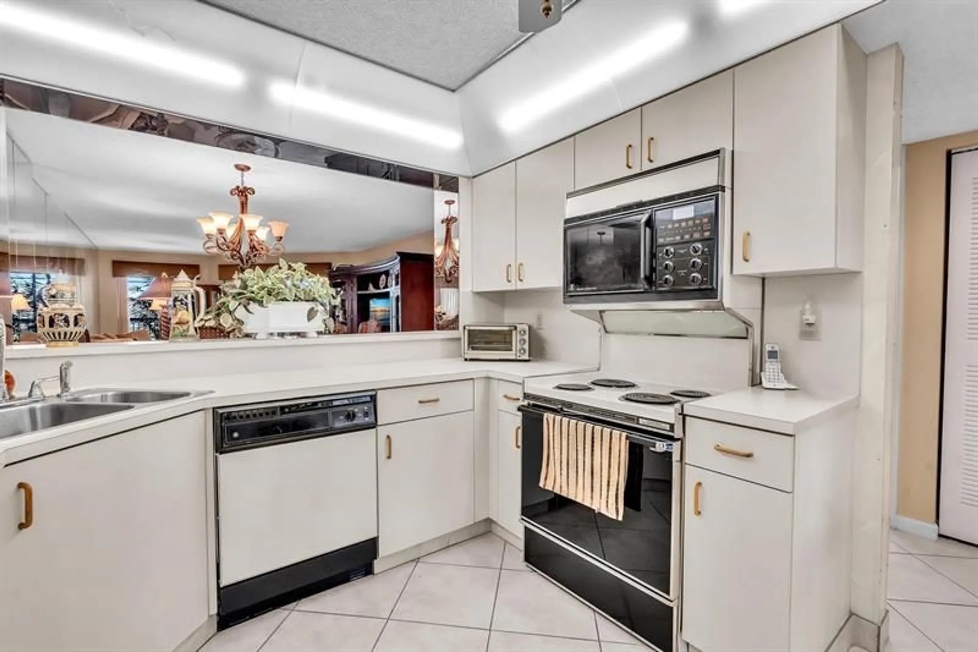 Property Slideshow image 5 of 83 | 7449 fairfax dr 211, Tamarac, FL, 33321