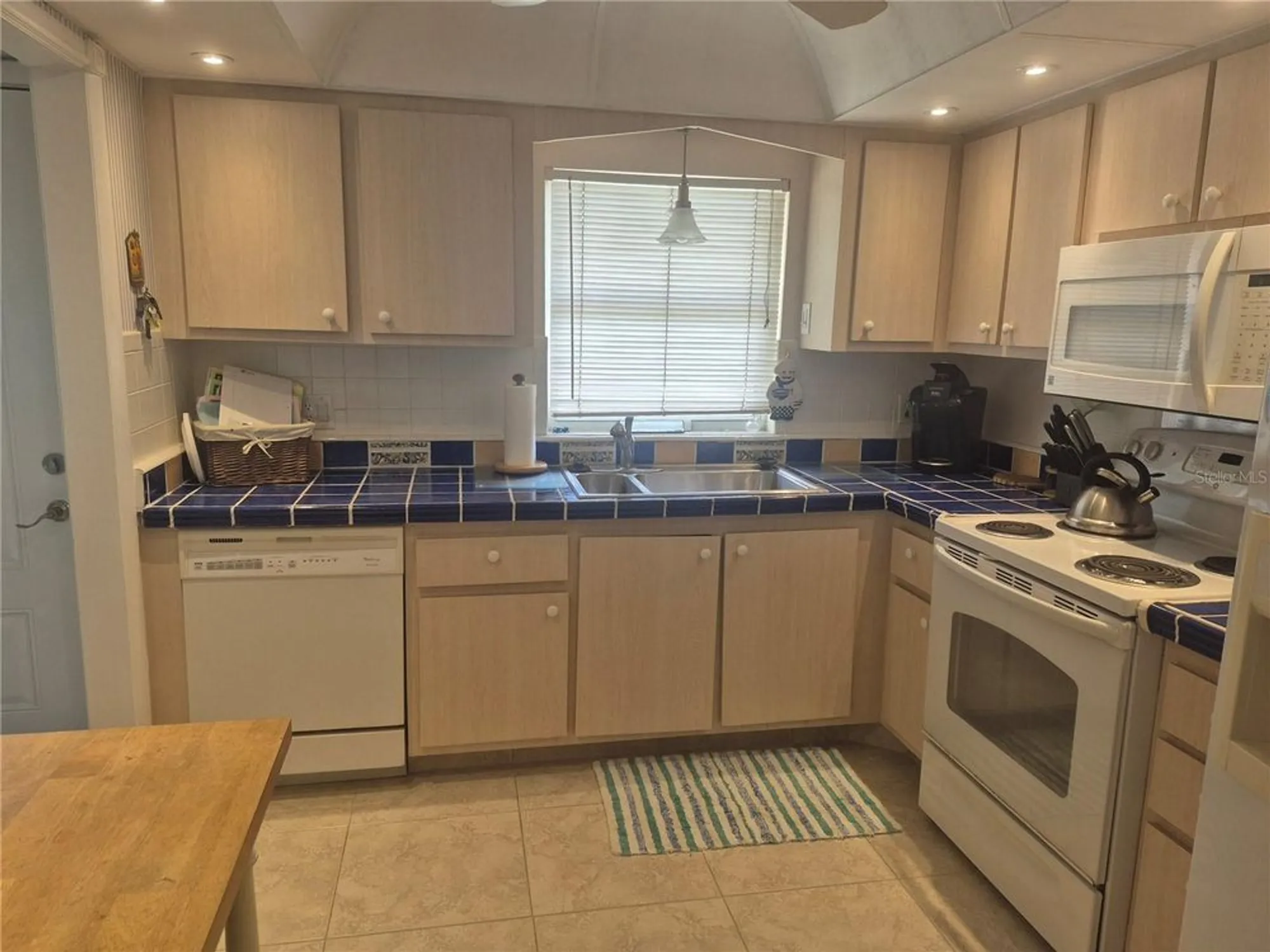 Property Slideshow image 4 of 30 | 4750 cove cir apt 303, St Petersburg, FL, 33708