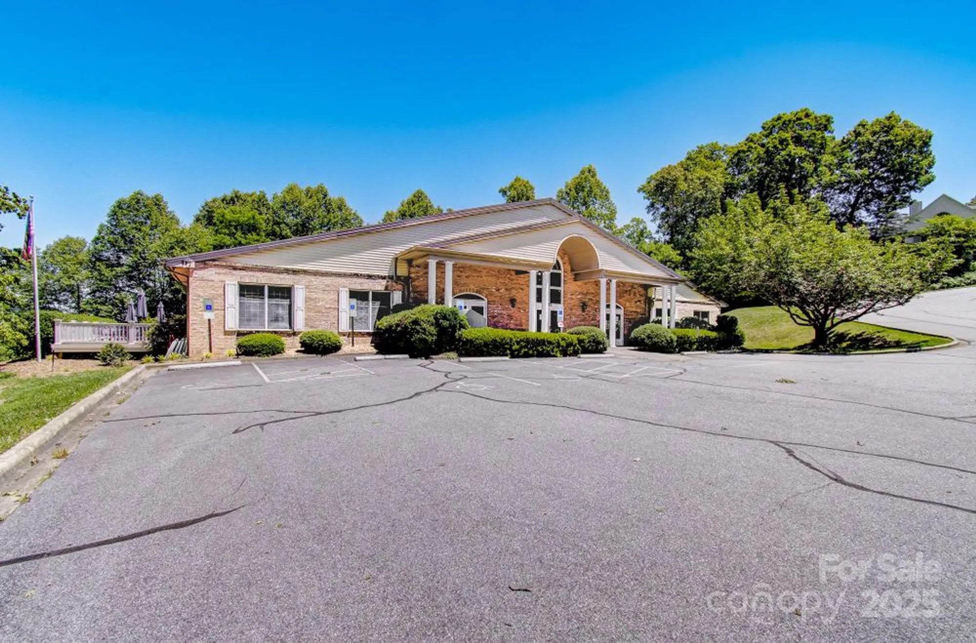 Property Slideshow image 36 of 38 | 305 e high point ln, Hendersonville, NC, 28791