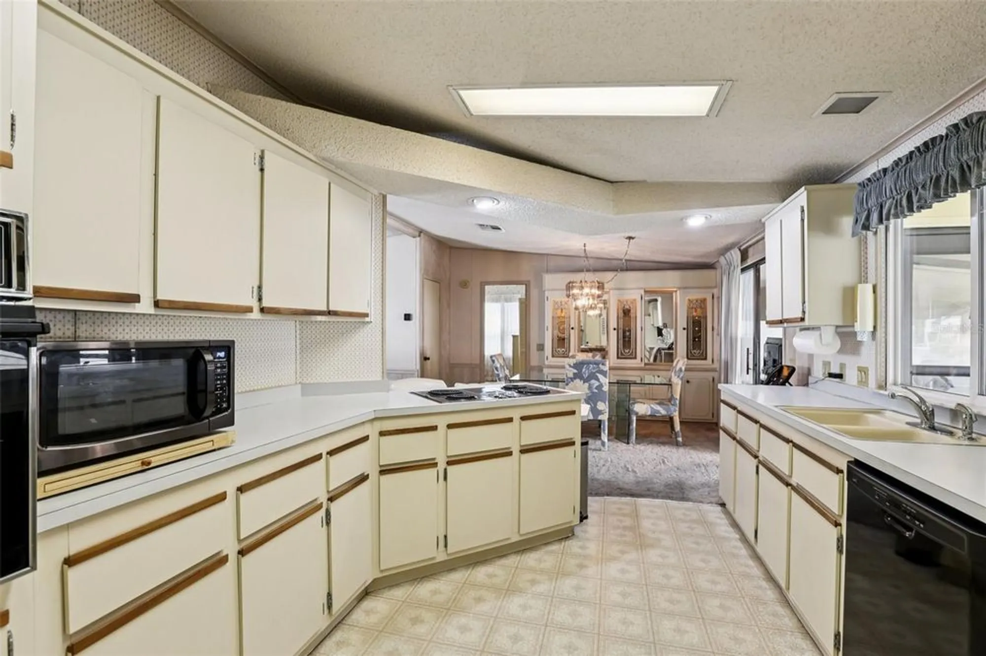 Property Slideshow image 10 of 42 | 4933 colonnades cir, Lakeland, FL, 33811