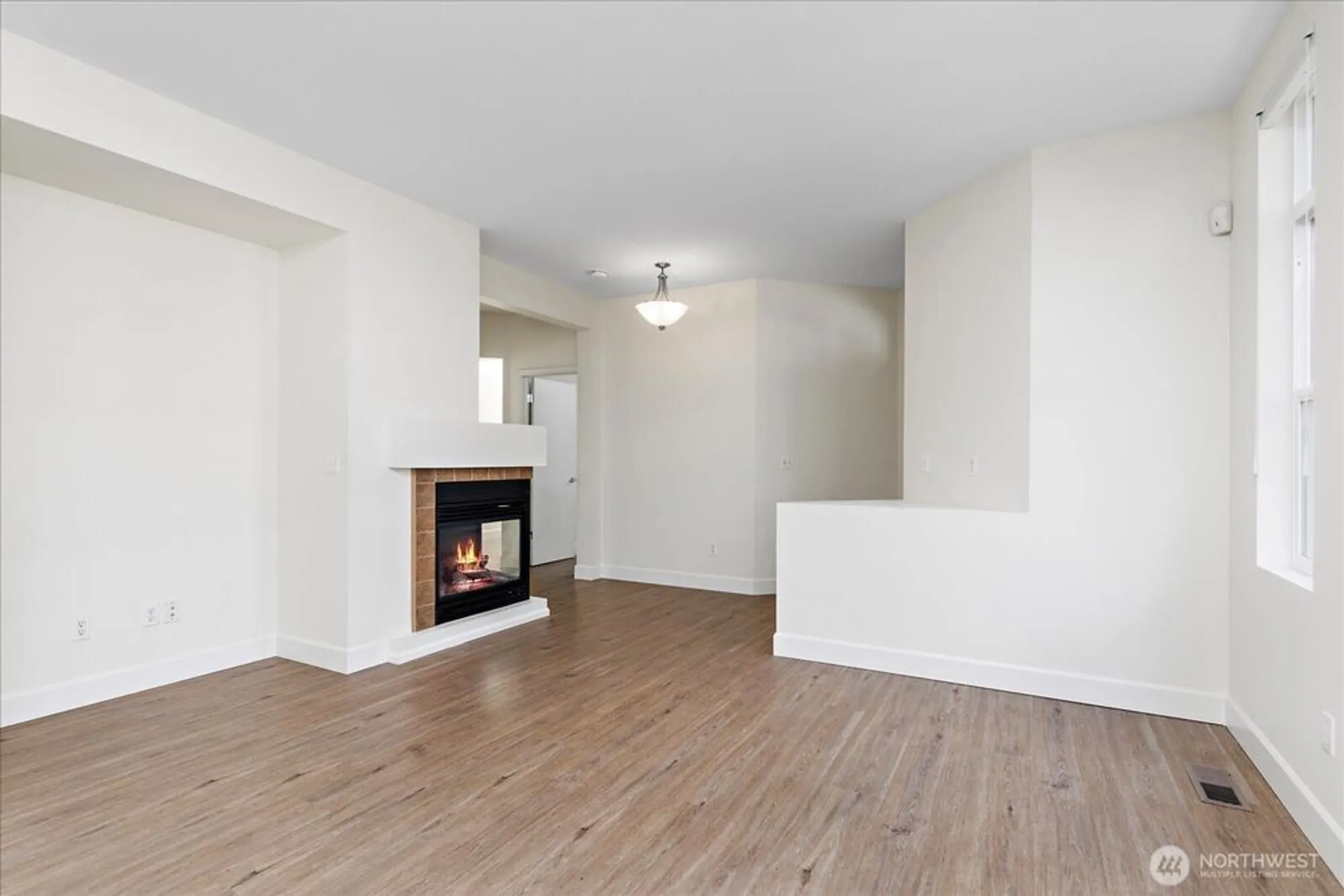 Property Slideshow image 13 of 32 | 13720 231st ln, Redmond, WA, 98053