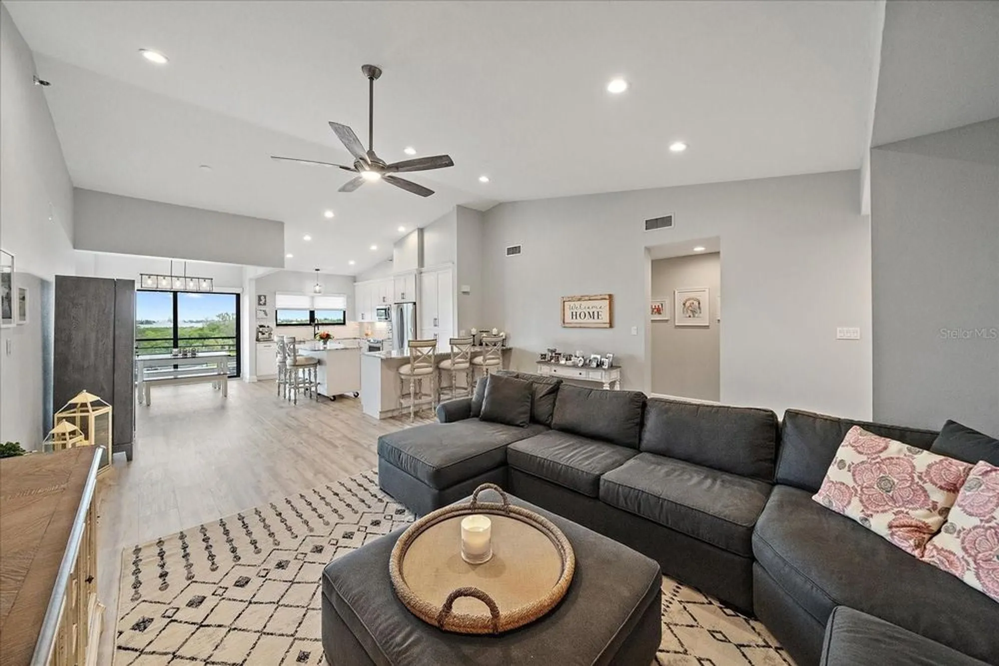 Property Slideshow image 9 of 52 | 5400 eagles point cir apt 405, Sarasota, FL, 34231