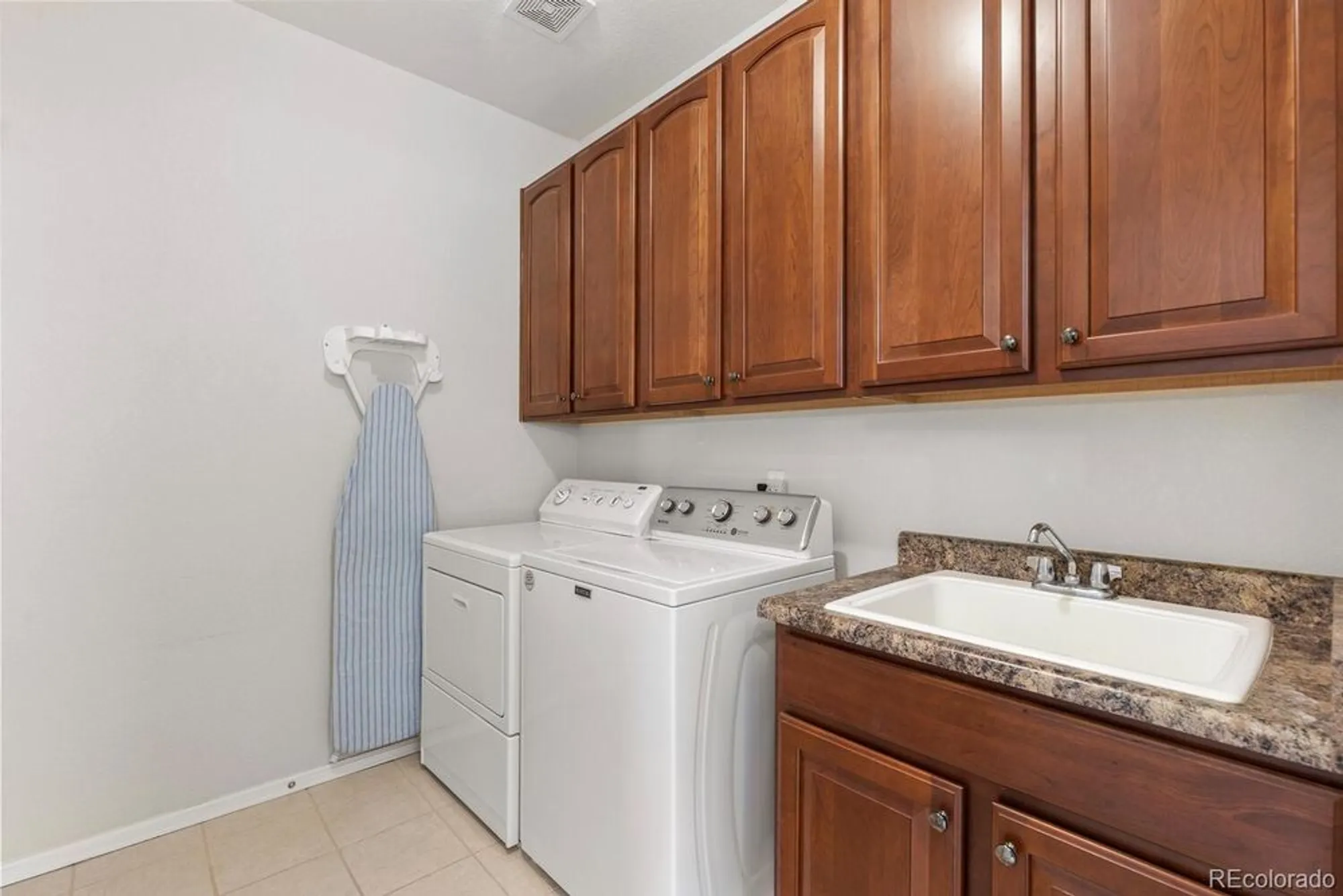 Property Slideshow image 14 of 47 | 8322 s quatar cir, Aurora, CO, 80016