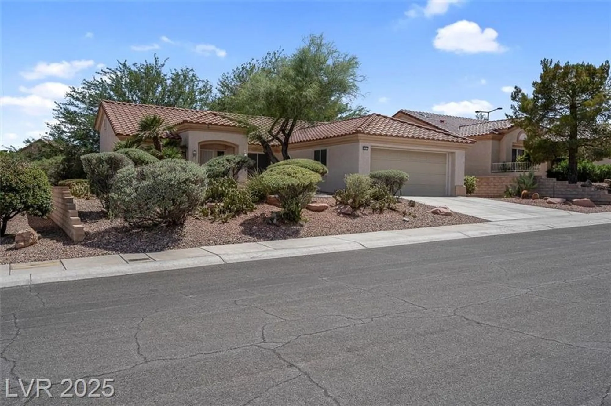 Property Slideshow image 2 of 38 | 10013 cresent creek dr, Las Vegas, NV, 89134
