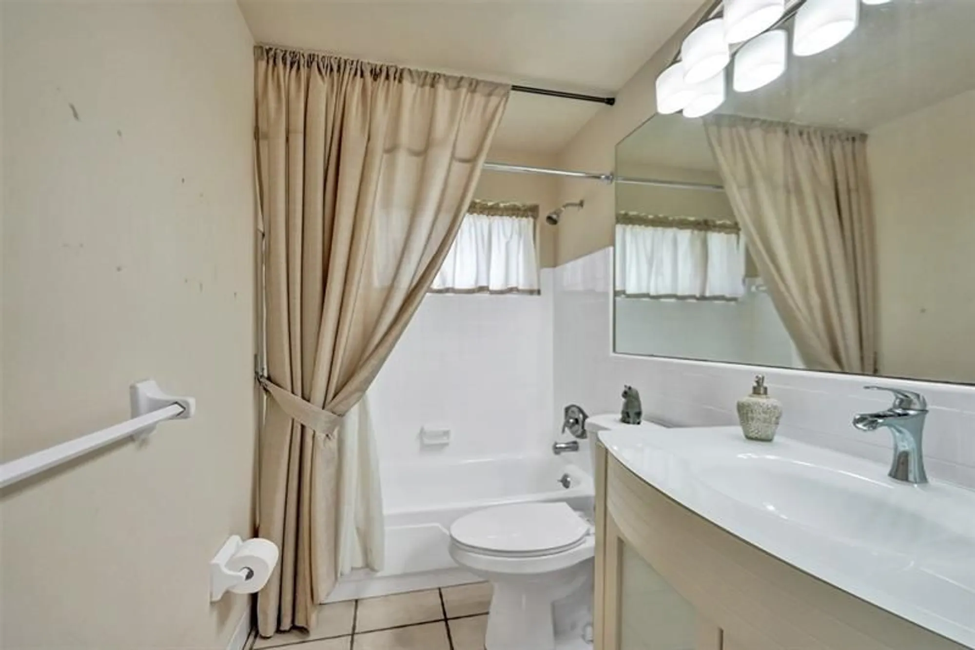 Property Slideshow image 11 of 46 | 4712 nw 41st ave, Lauderdale Lakes, FL, 33319