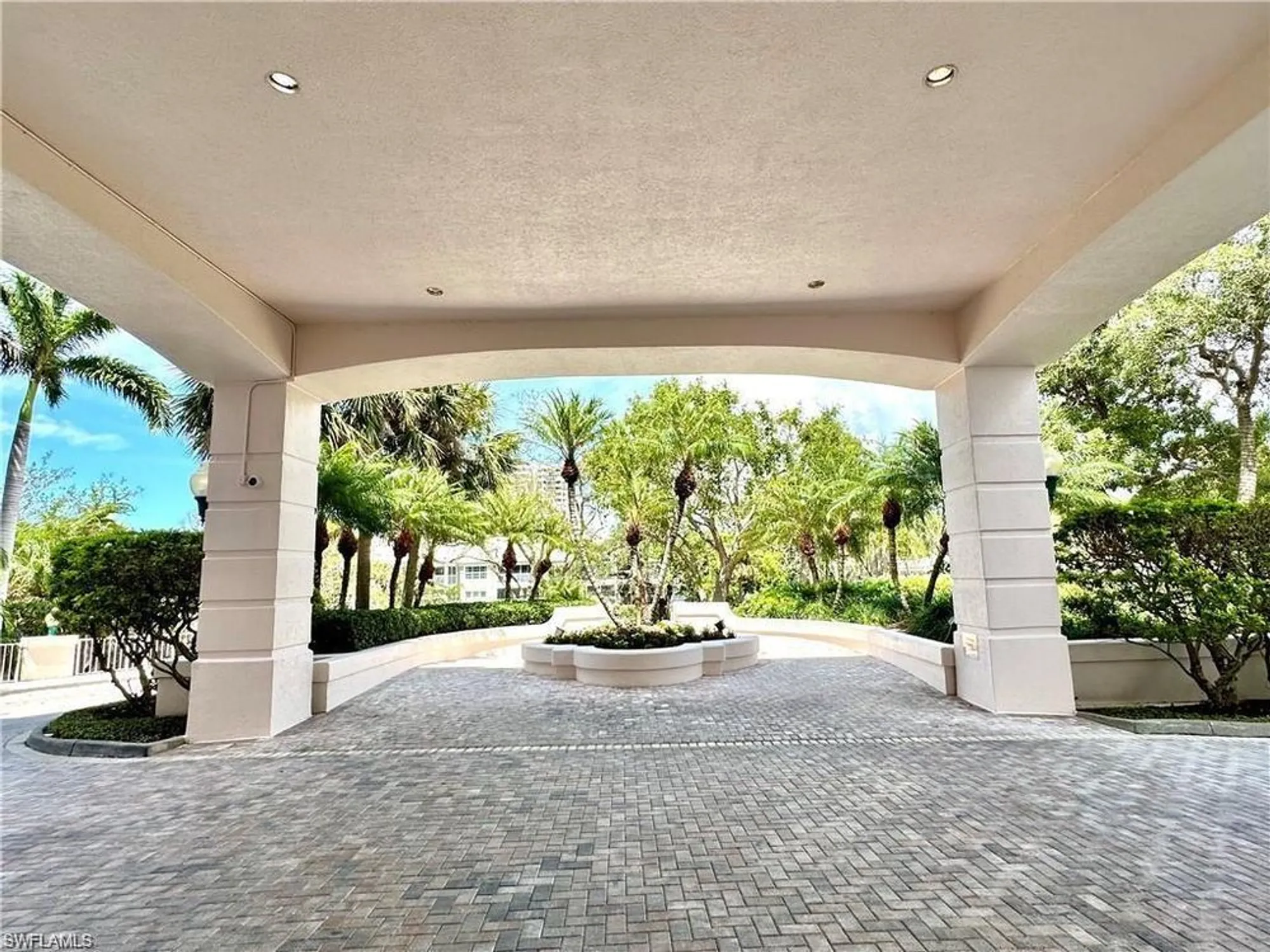 Property Slideshow image 25 of 36 | 100 glenview pl 202, Naples, FL, 34108