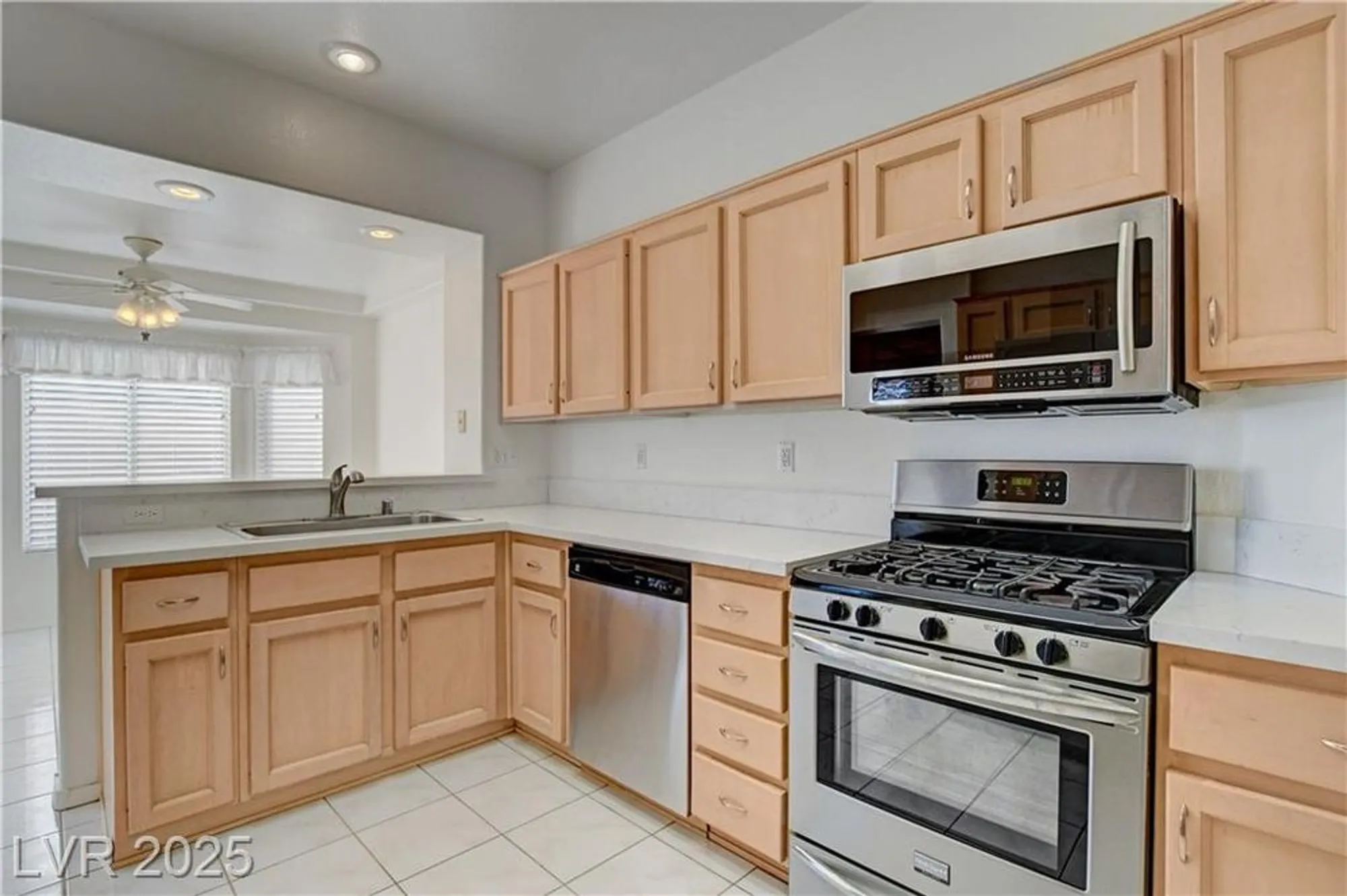 Property Slideshow image 24 of 71 | 10113 cresent creek dr, Las Vegas, NV, 89134