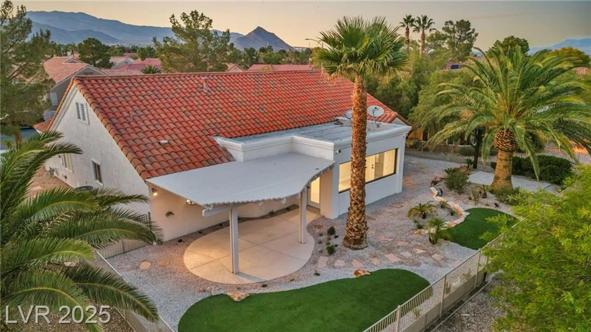 Property Slideshow image 34 of 70 | 2920 crown ridge dr, Las Vegas, NV, 89134