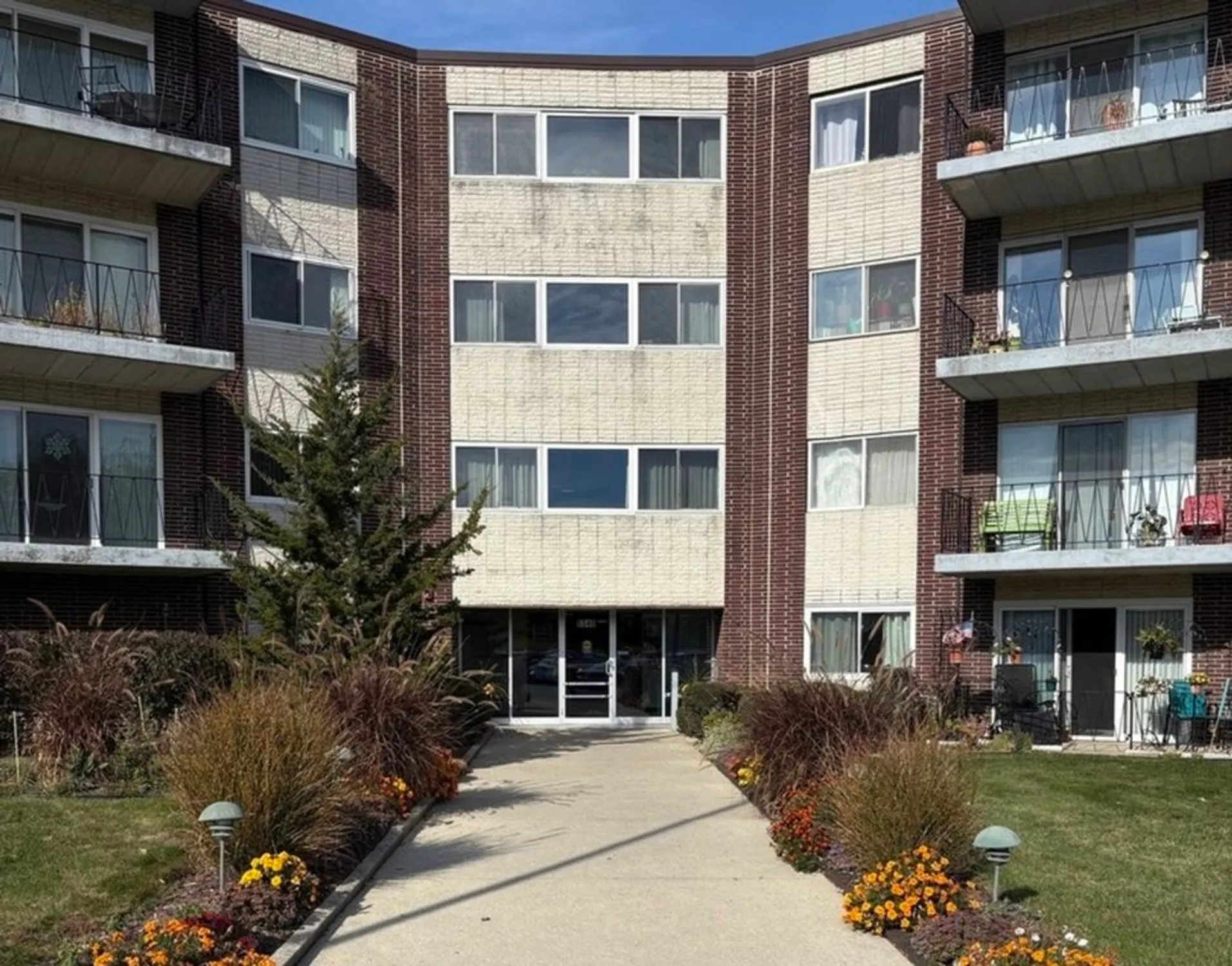 Property Slideshow image 2 of 18 | , Downers Grove, IL, 60515