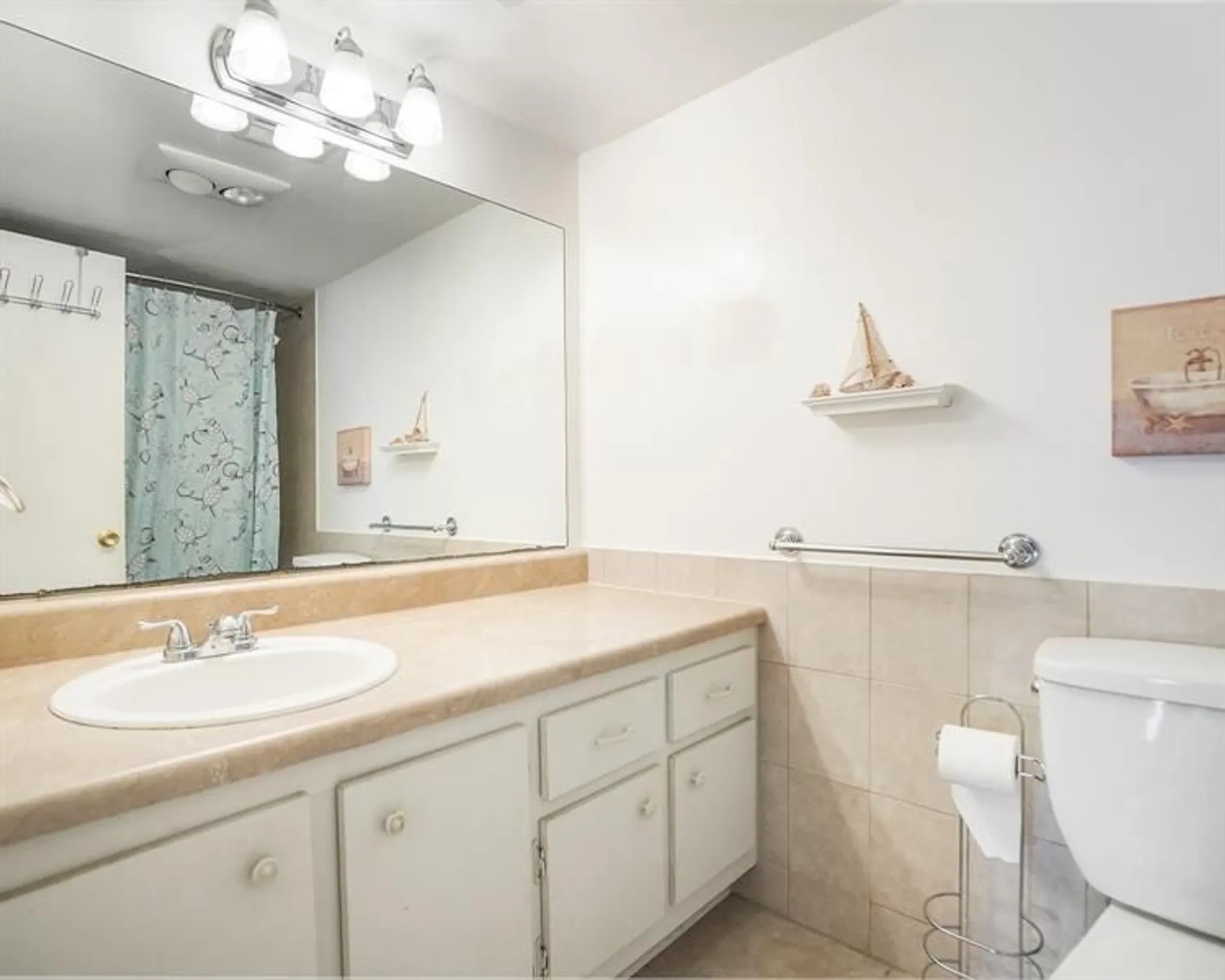 Property Slideshow image 7 of 22 | 4750 nw 22nd ct 204, Lauderhill, FL, 33313