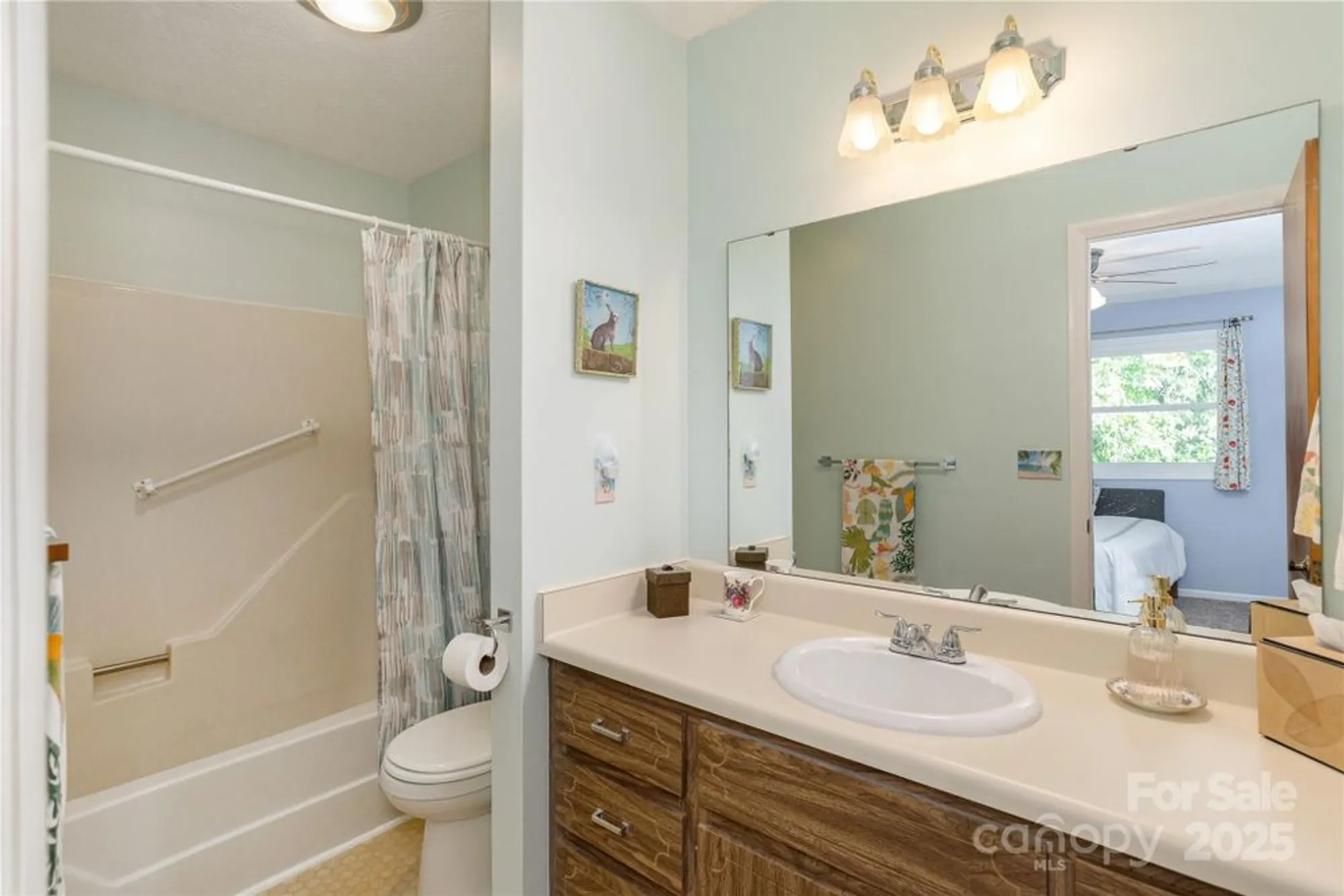 Property Slideshow image 15 of 25 | 103 oakwood pl apt 4, Hendersonville, NC, 28792