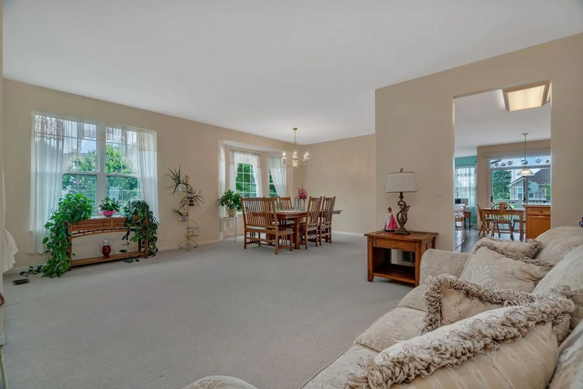 Property Slideshow image 3 of 32 | 21201 lily lake ln, Crest Hill, IL, 60403