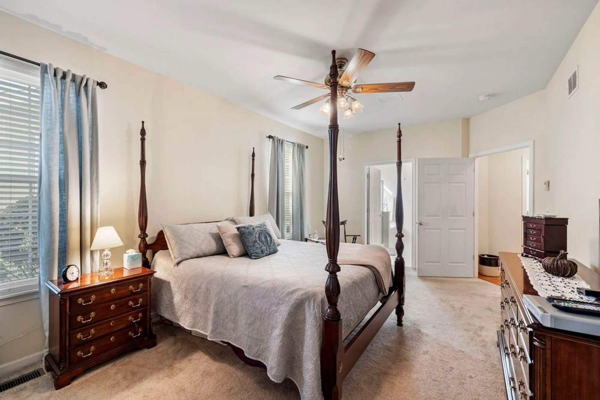 Property Slideshow image 14 of 28 | 16415 grandwood lake dr, Crest Hill, IL, 60403