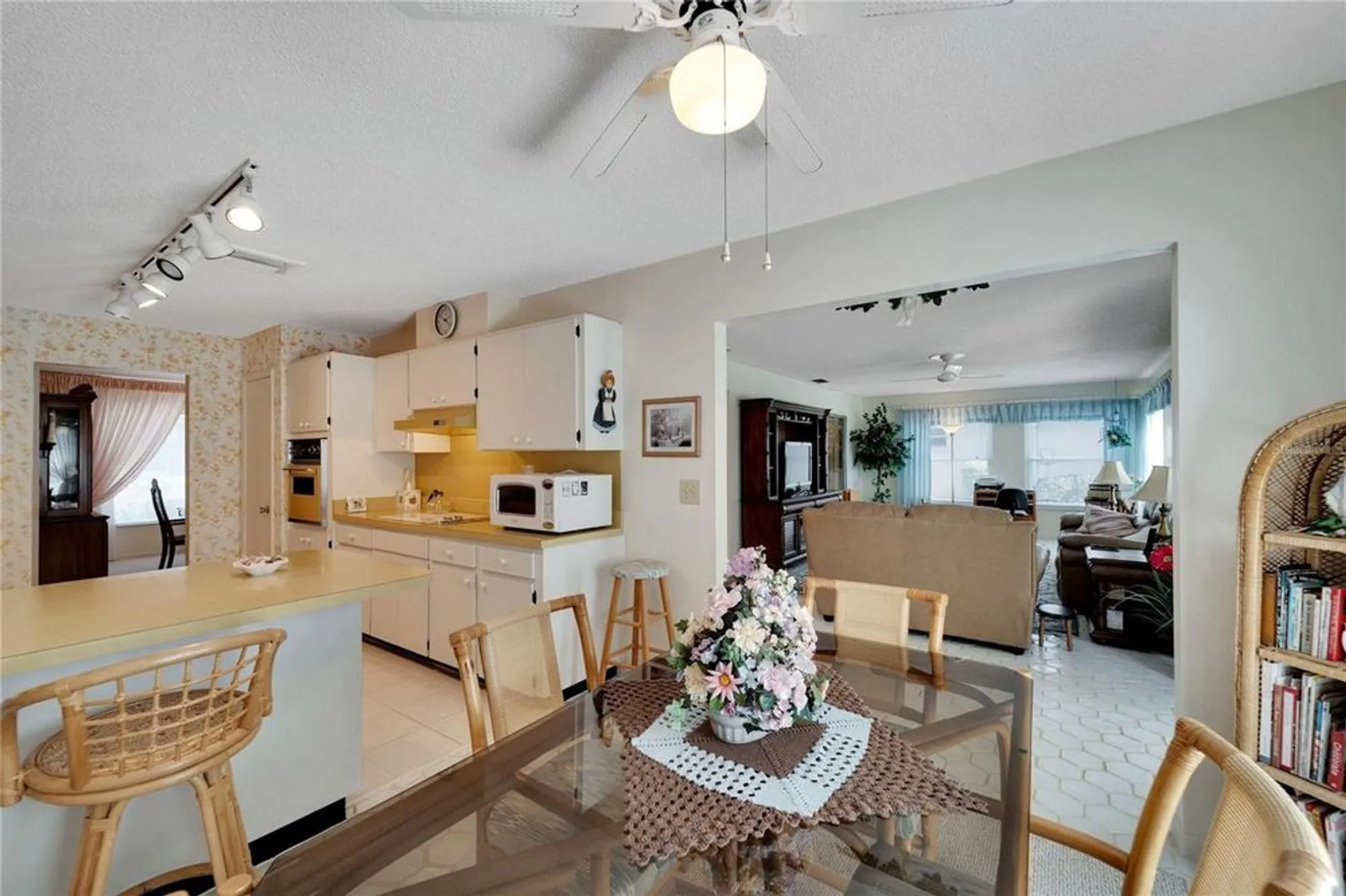 Property Slideshow image 8 of 42 | 612 allegheny dr, Sun City Center, FL, 33573