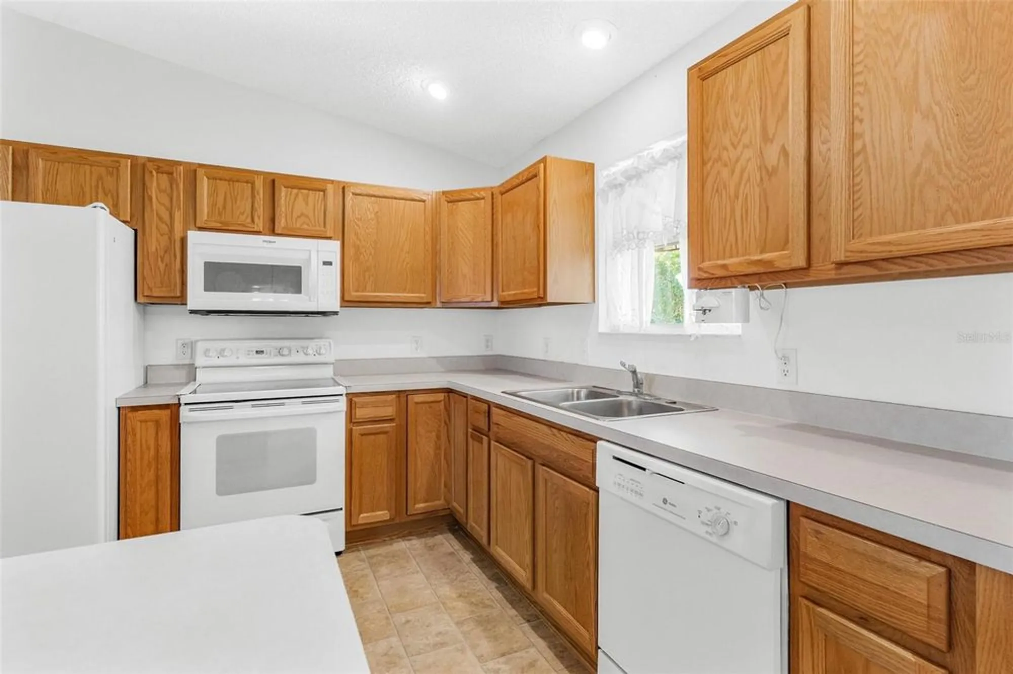 Property Slideshow image 15 of 45 | 2732 privada dr, The Villages, FL, 32162