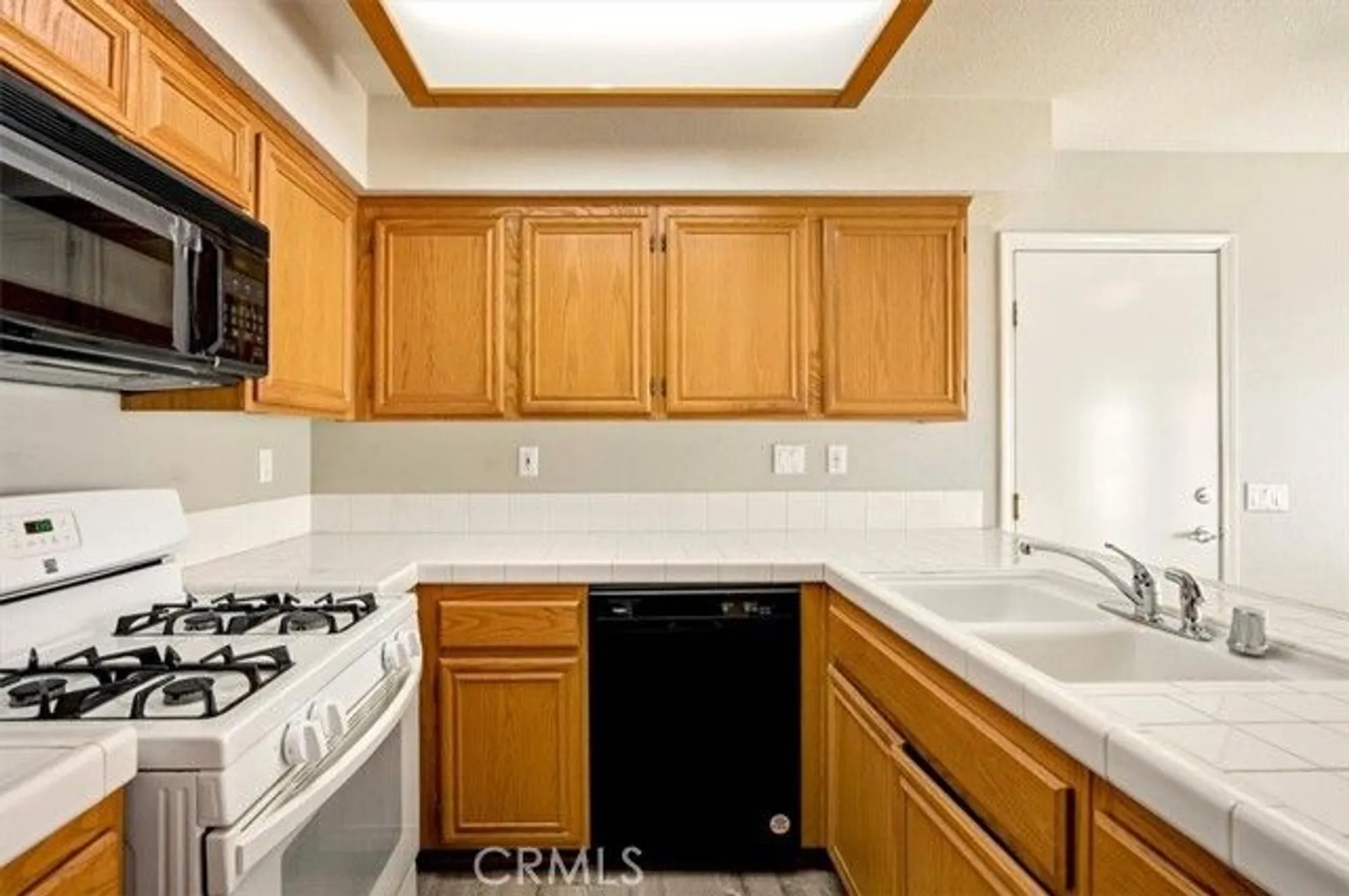 Property Slideshow image 12 of 36 | 19146 oak st, Apple Valley, CA, 92308