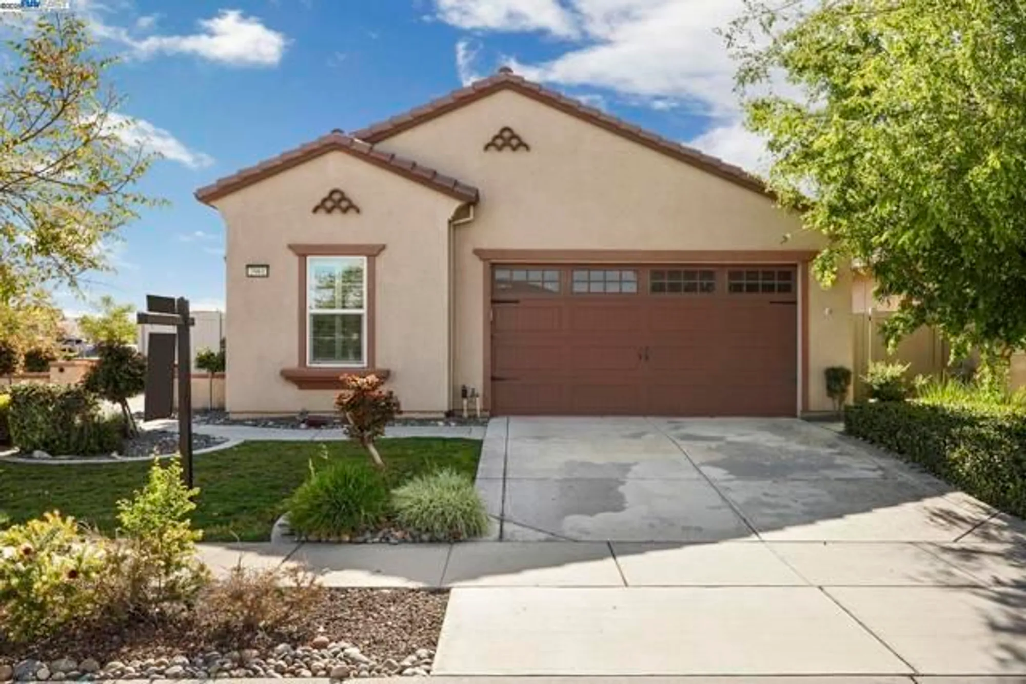 Property Slideshow image 2 of 54 | 2961 clear point way, Manteca, CA, 95336