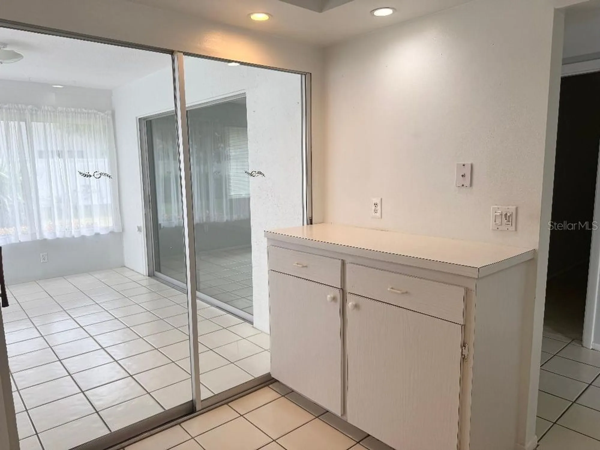 Property Slideshow image 8 of 26 | 5531 riverbluff cir # v9, Sarasota, FL, 34231