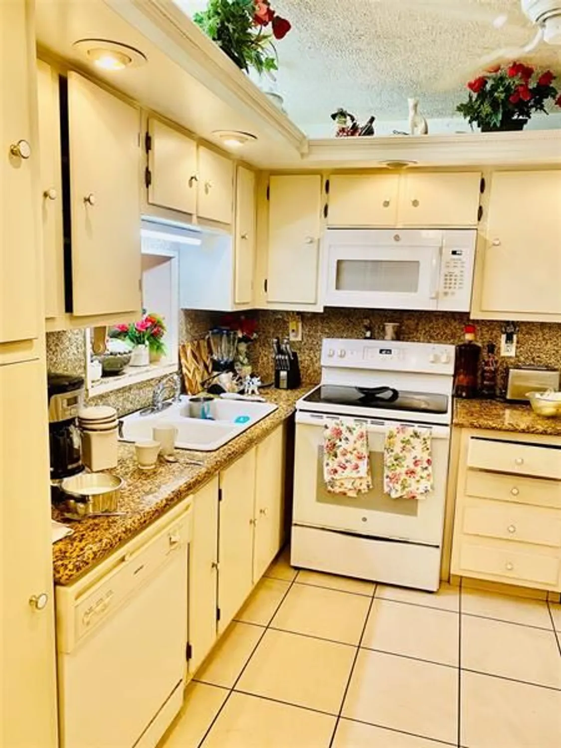 Property Slideshow image 19 of 23 | 7850 w mcnab rd 301, Tamarac, FL, 33321
