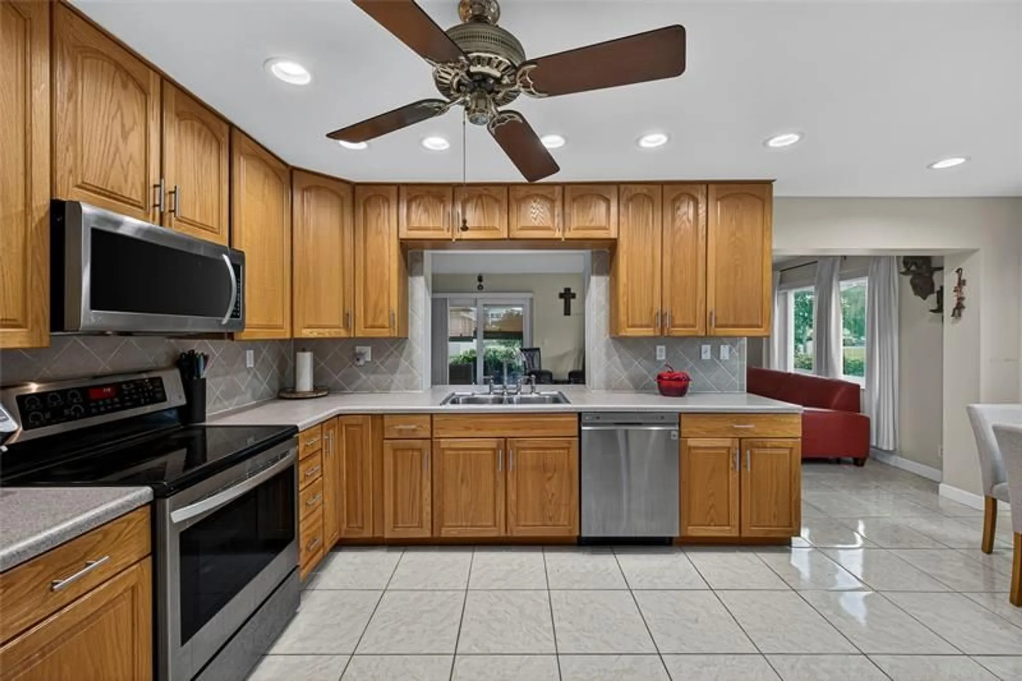 Property Slideshow image 24 of 50 | 9812 nw 75th ct, Tamarac, FL, 33321