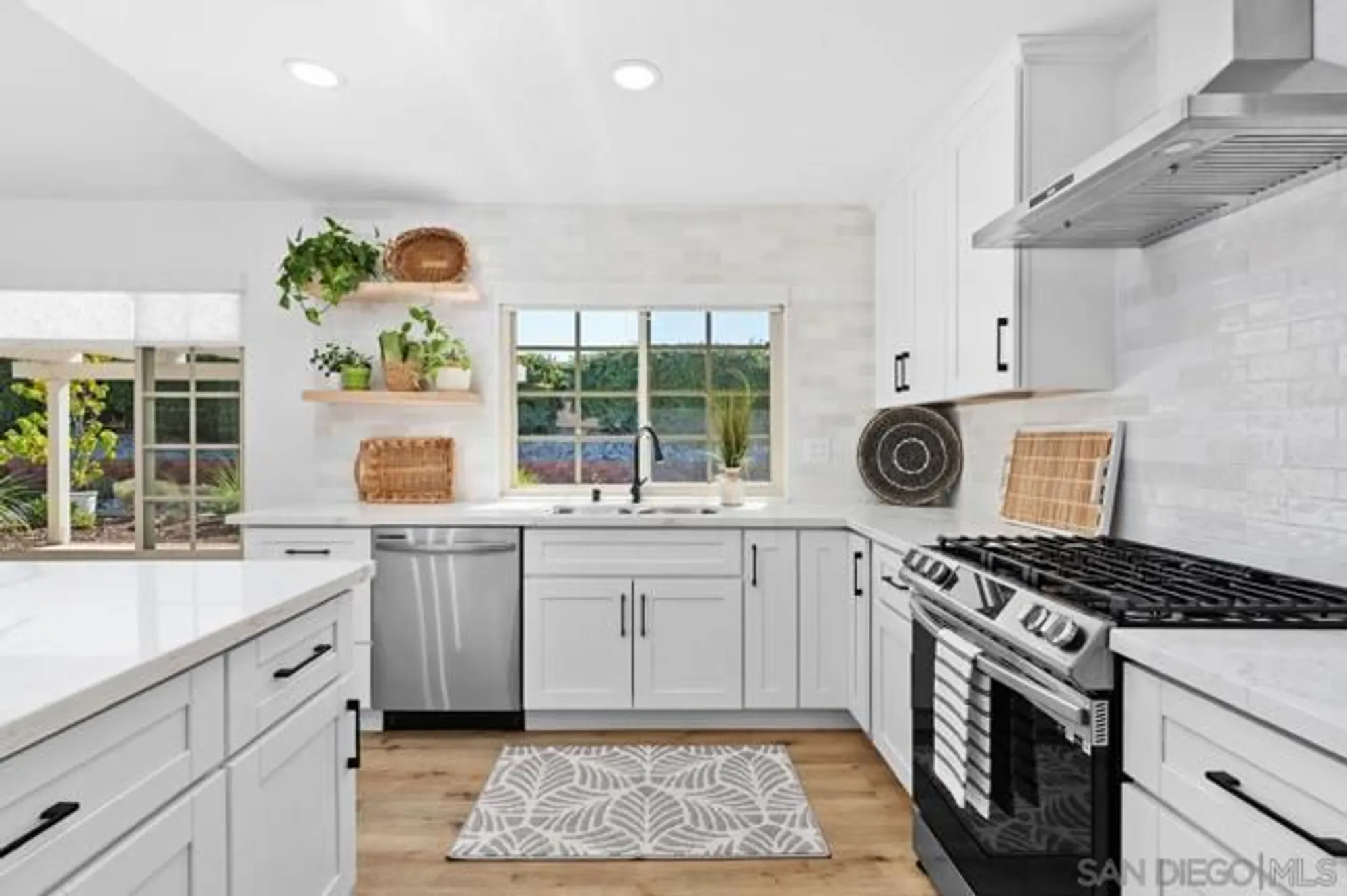 Property Slideshow image 13 of 48 | 12687 senda acantilada, San Diego, CA, 92128