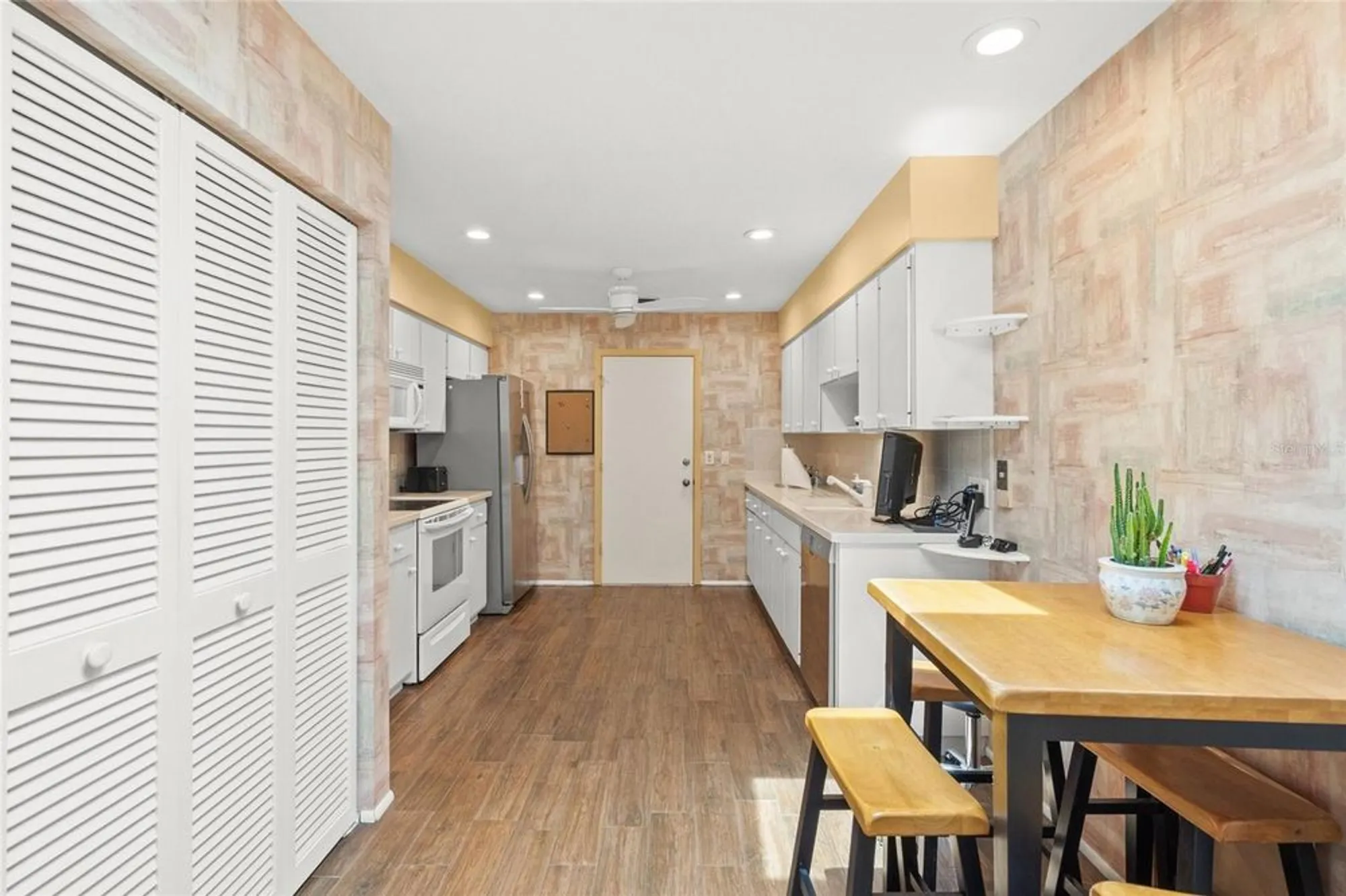 Property Slideshow image 9 of 43 | 4637 willow wood cir 44, Sarasota, FL, 34241