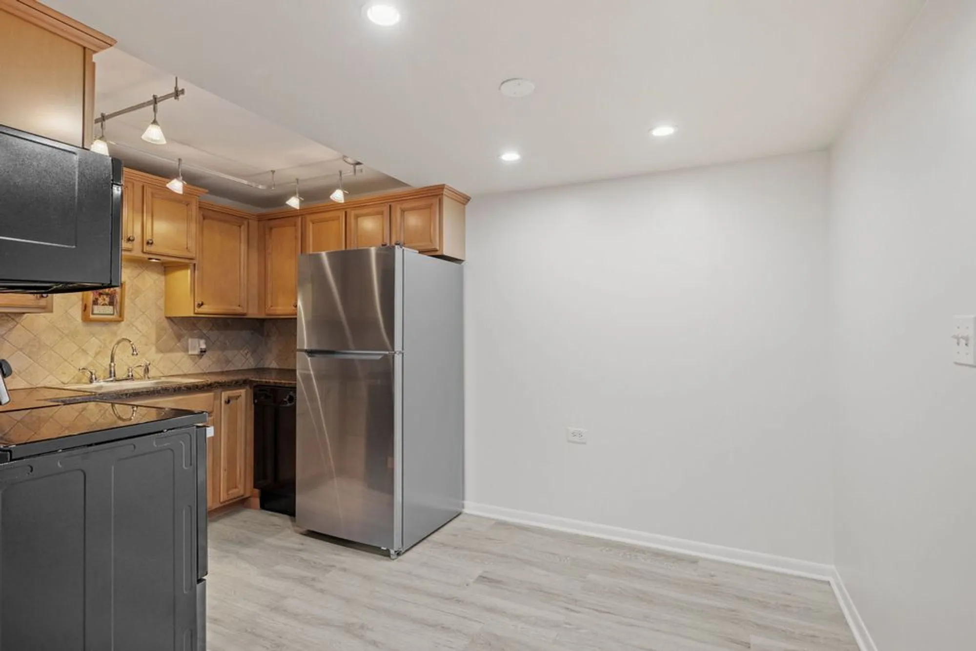 Property Slideshow image 6 of 25 | 5540 walnut ave apt 6b, Downers Grove, IL, 60515