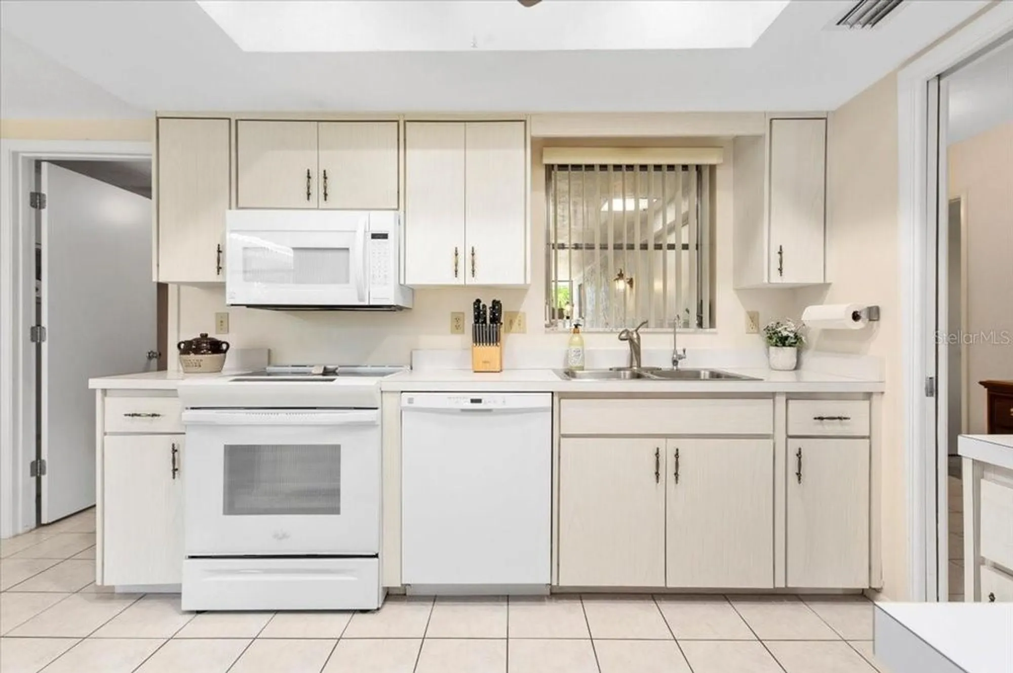 Property Slideshow image 6 of 36 | 3626 medford ln # 1537, Sarasota, FL, 34232