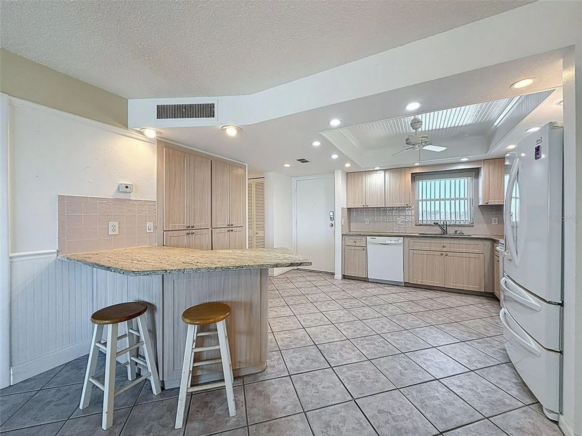 Property Slideshow image 6 of 32 | 4550 cove cir apt 507, St Petersburg, FL, 33708