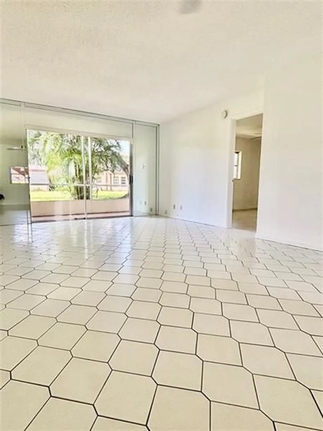 Property Slideshow image 23 of 32 | 7600 nw 5th pl apt 102, Margate, FL, 33063