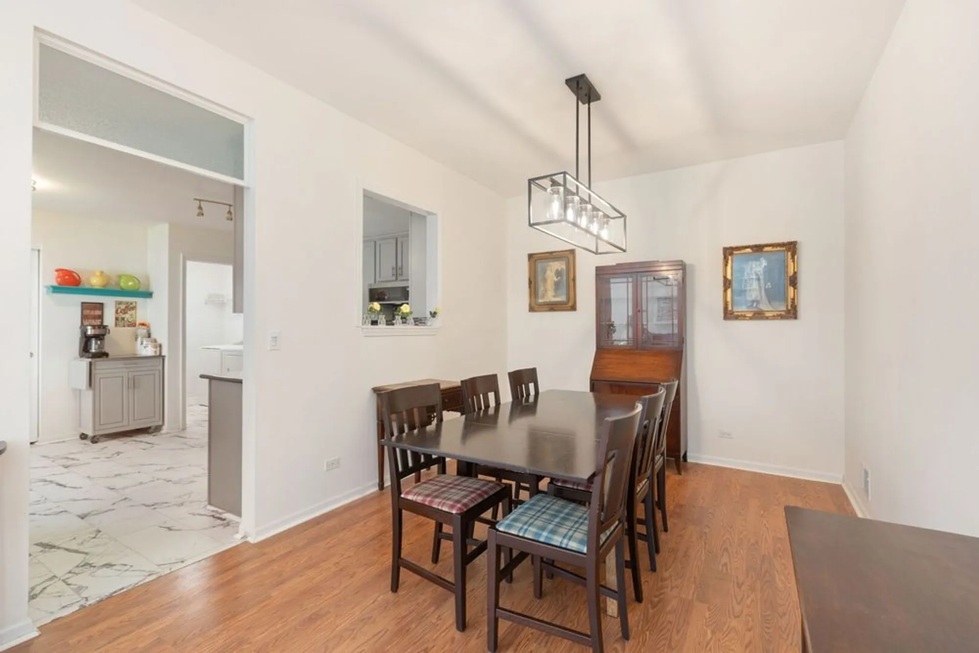 Property Slideshow image 4 of 16 | 94 w essington dr, Round Lake, IL, 60073