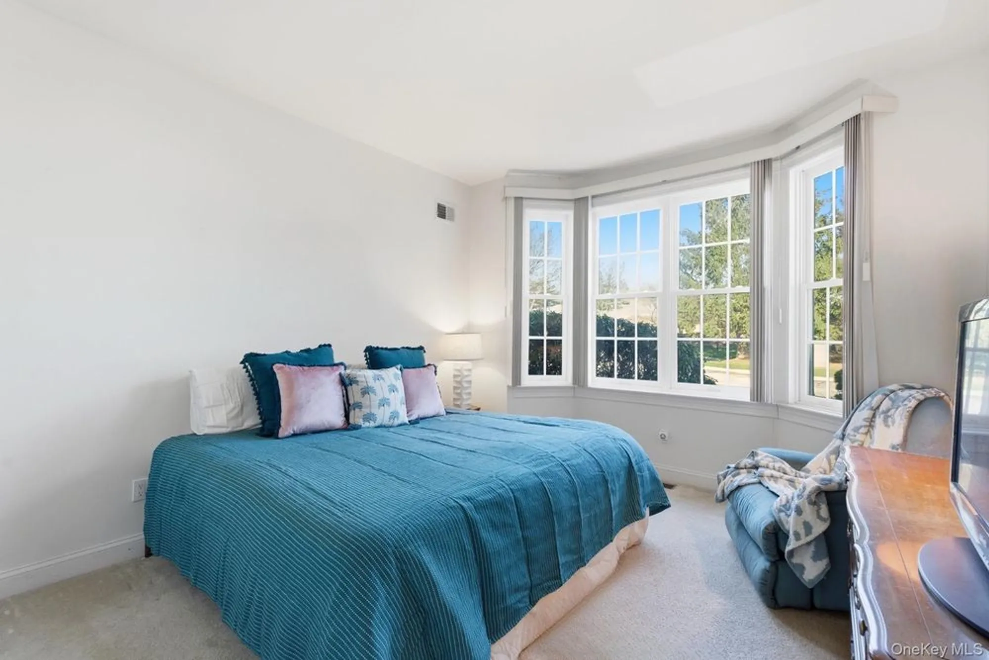 Property Slideshow image 18 of 24 | 159 altessa blvd, Melville, NY, 11747