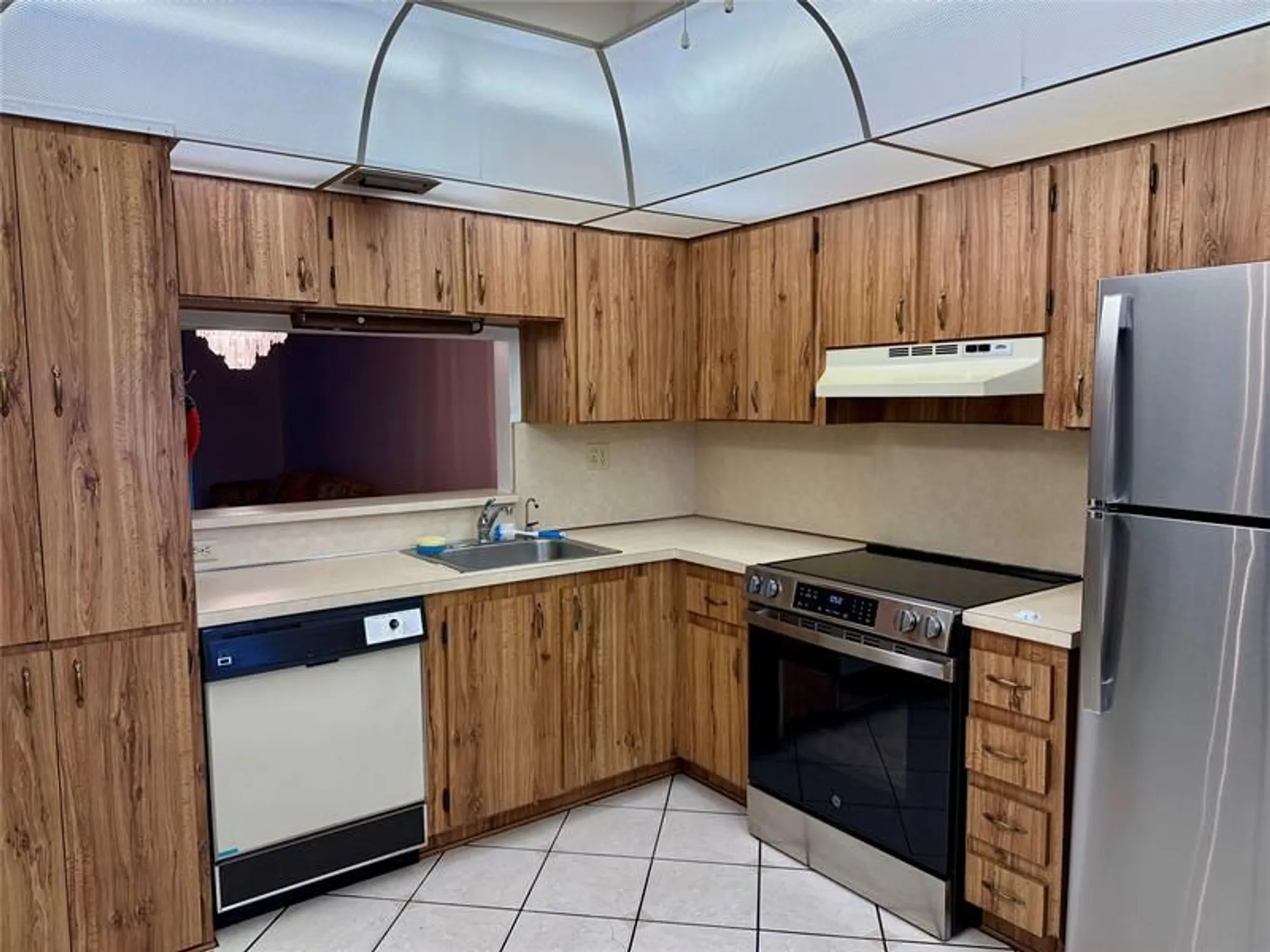 Property Slideshow image 8 of 23 | 900 colony point cir 121, Pembroke Pines, FL, 33026