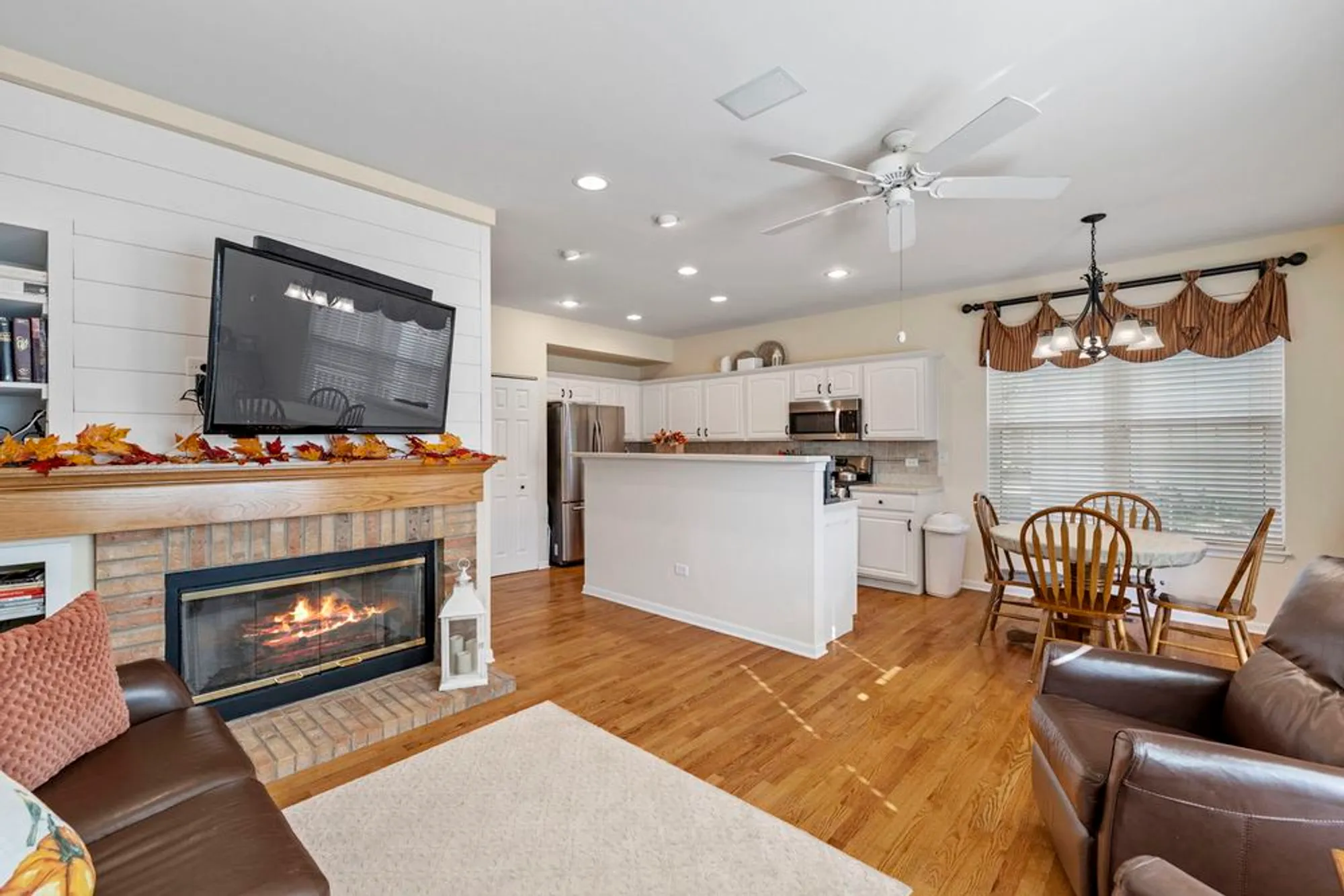 Property Slideshow image 11 of 28 | 16415 grandwood lake dr, Crest Hill, IL, 60403