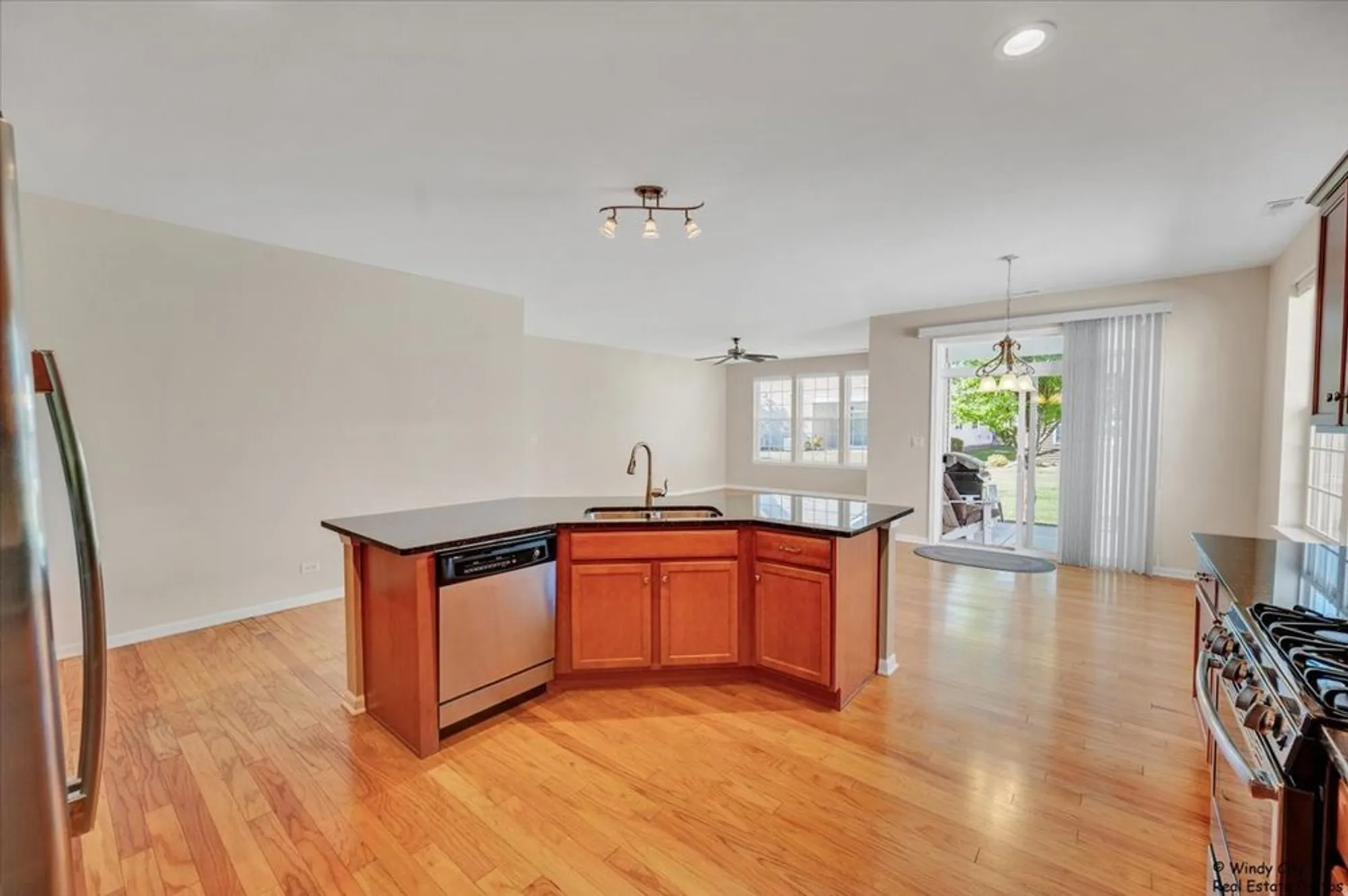 Property Slideshow image 4 of 26 | 920 prescott ln, Pingree Grove, IL, 60140