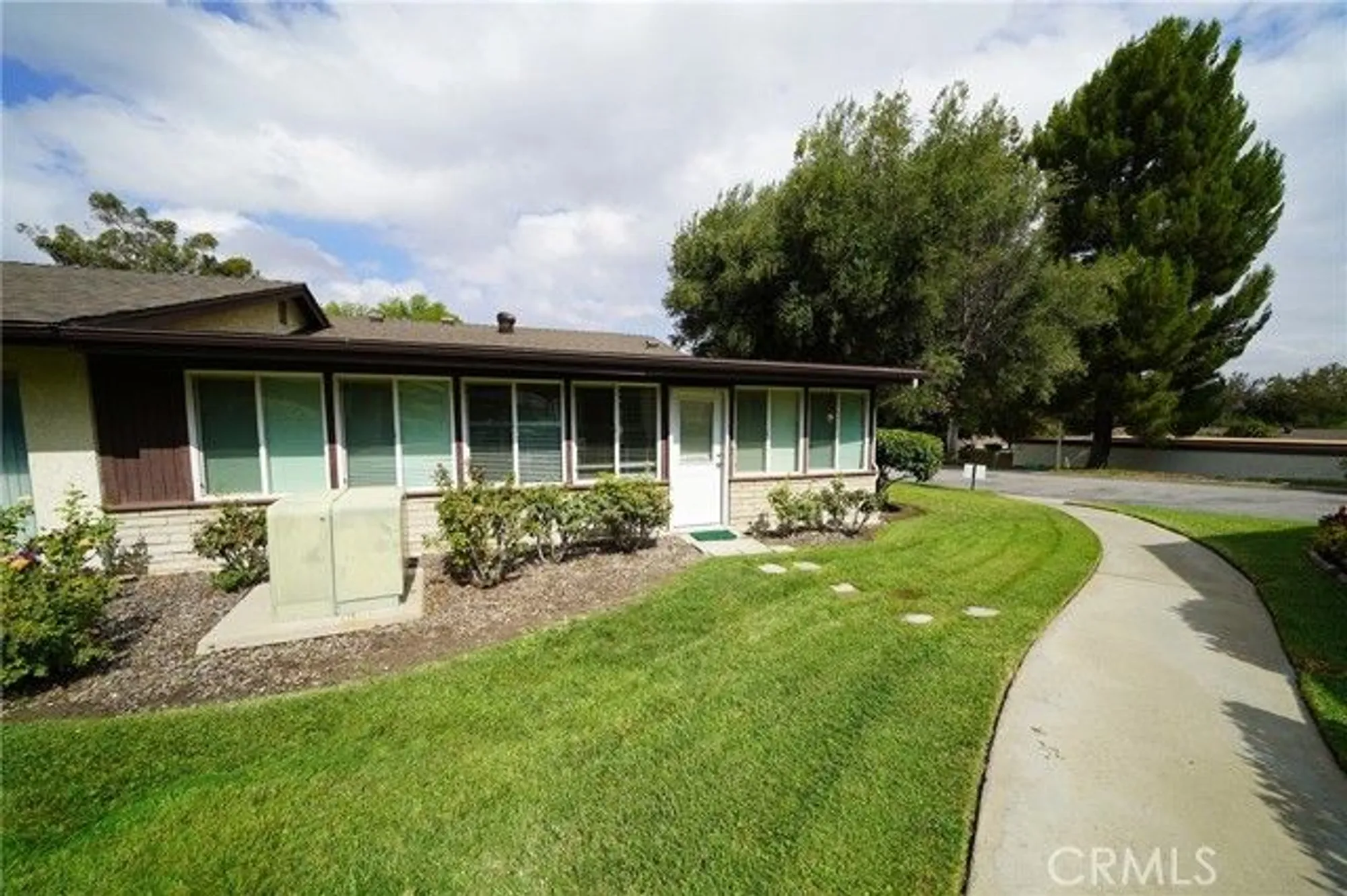Property Slideshow image 16 of 18 | 26360 oakspur dr a, Newhall, CA, 91321