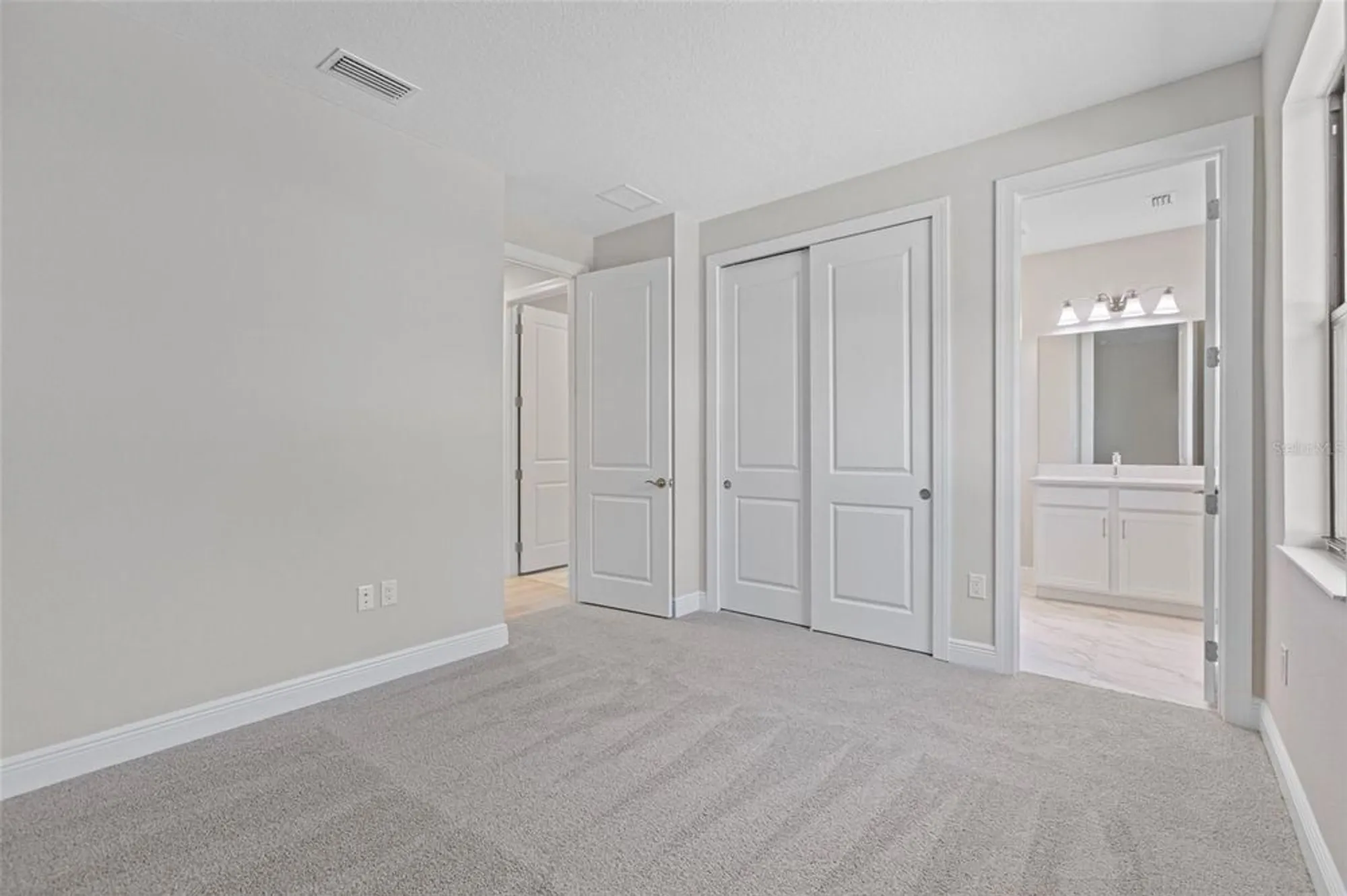 Property Slideshow image 14 of 49 | 4984 fairhope cir, Lakewood Ranch, FL, 34211