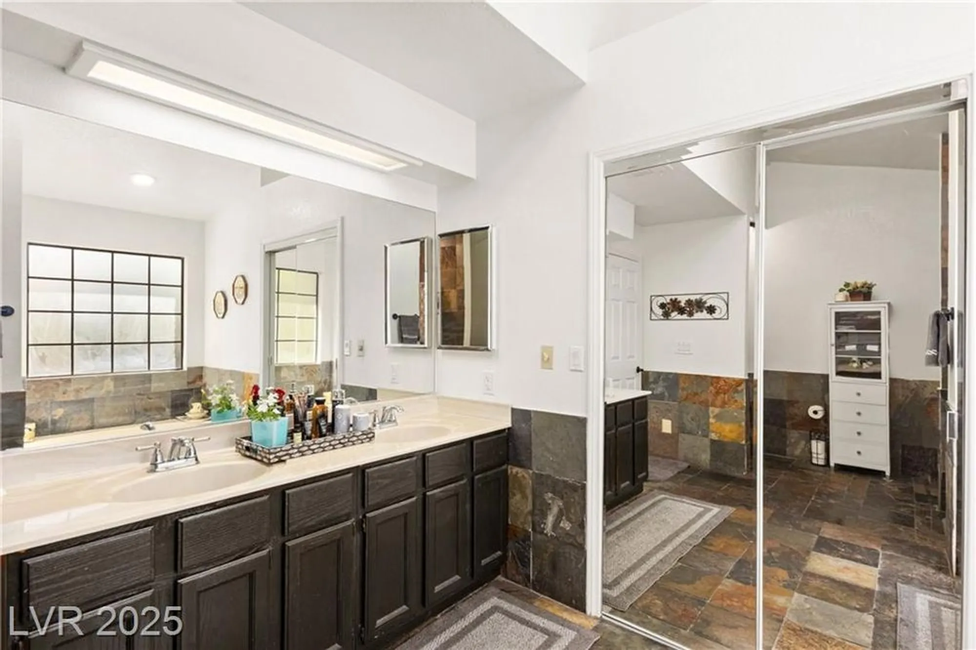 Property Slideshow image 21 of 47 | 5553 singing hills dr, Las Vegas, NV, 89130