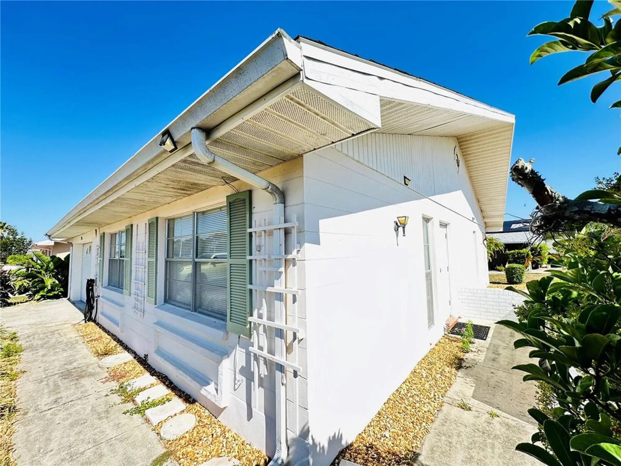 Property Slideshow image 2 of 18 | 203 rickenbacker dr, Sun City Center, FL, 33573