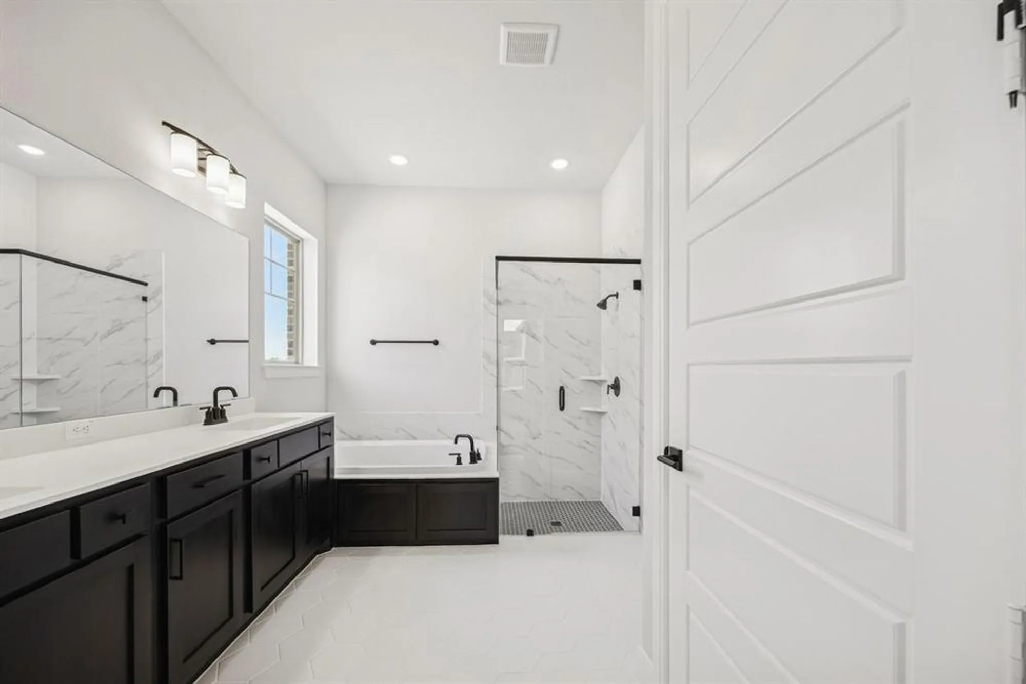 Property Slideshow image 28 of 30 | 2065 spotted fawn dr, Arlington, TX, 76005